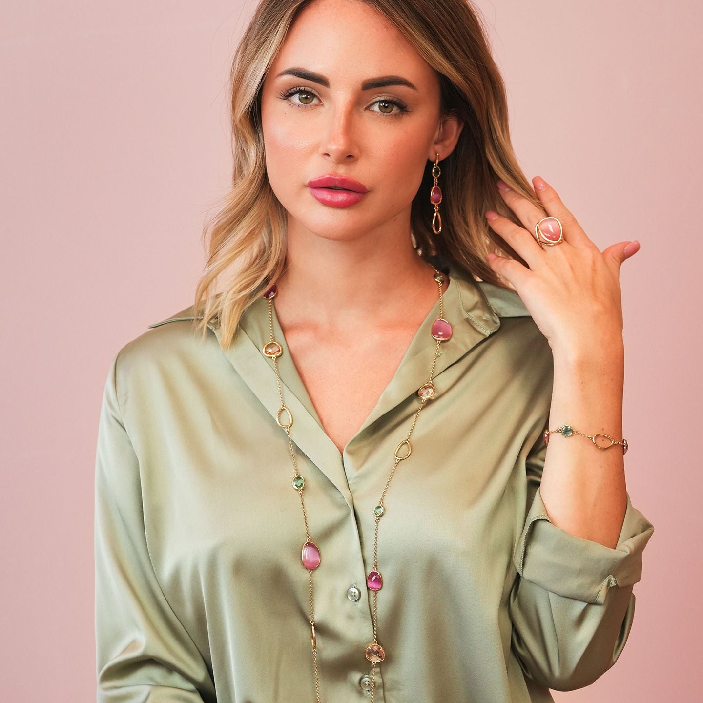 Orecchini pendenti placcati oro giallo con cristalli verde acqua e rosa shocking e modulo a goccia XOR765D