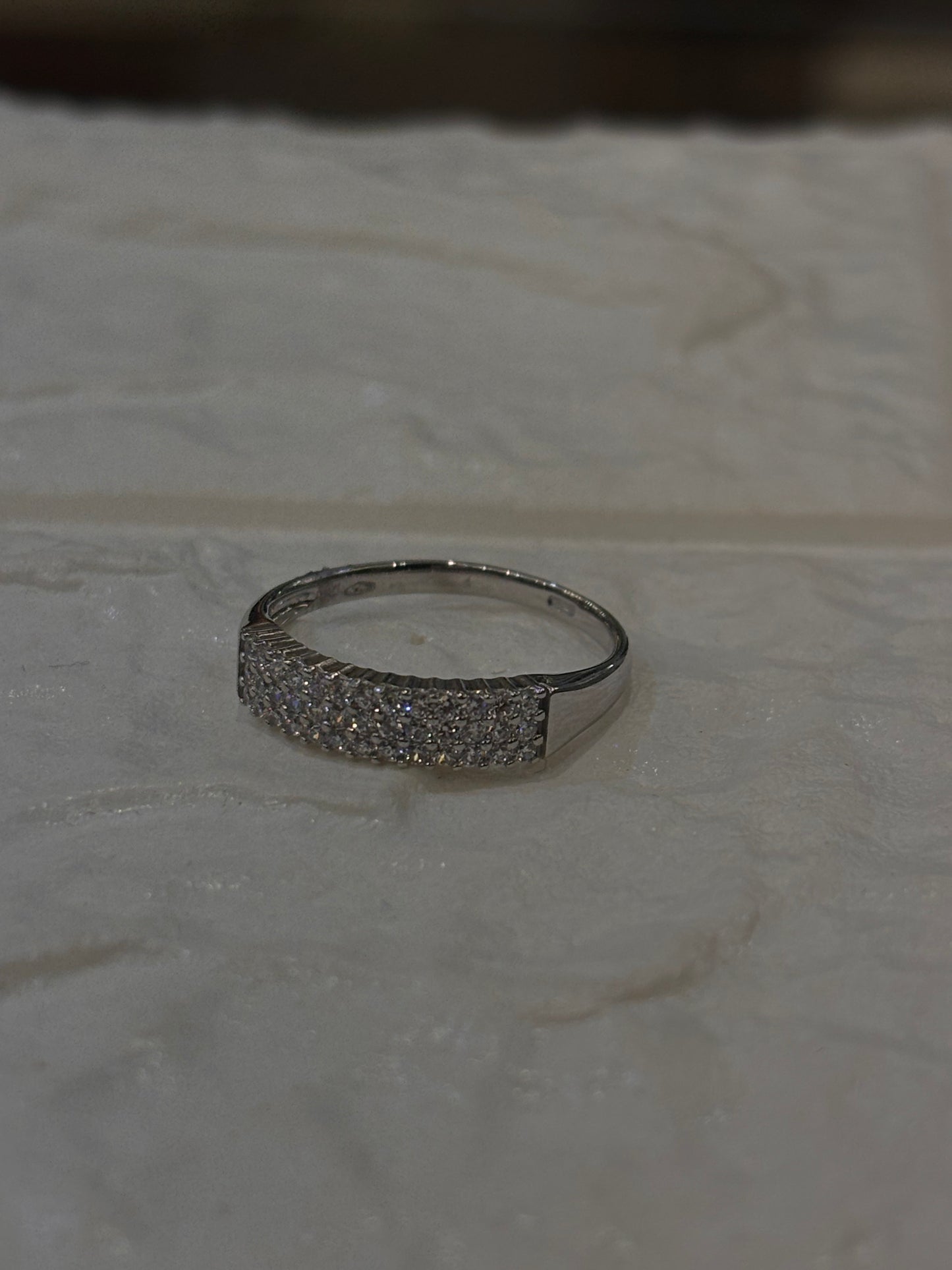 Anello Fascia con Zirconi Oro Bianco 18 Carati