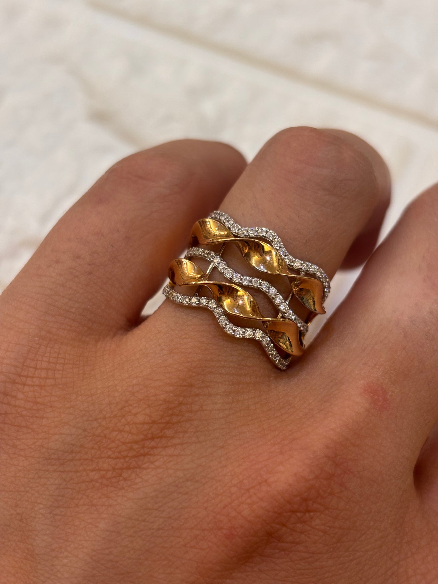 Anello in Oro 18 Carati con tre file di Zirconi