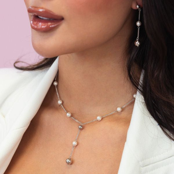 Collana in argento rodiato con perle medie e pendente di perla e boules BGR142