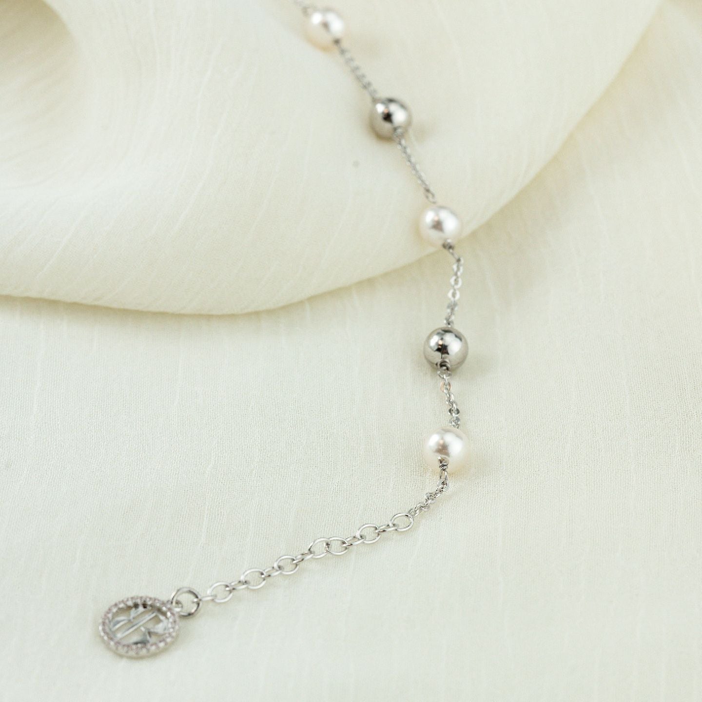 Bracciale in argento con intercalari di perle medie e boules BBR134