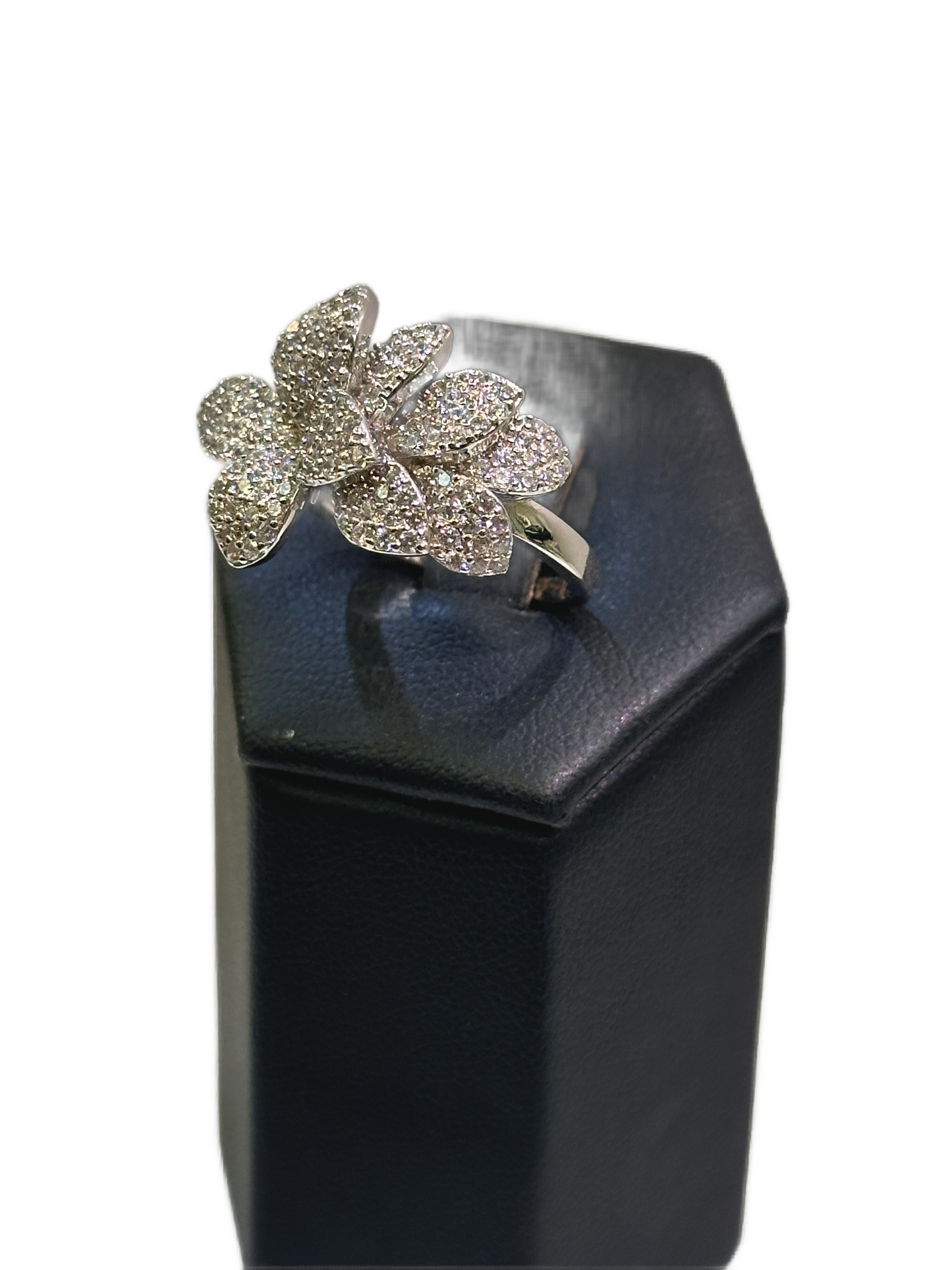 Anello con ampio fiore di zirconi