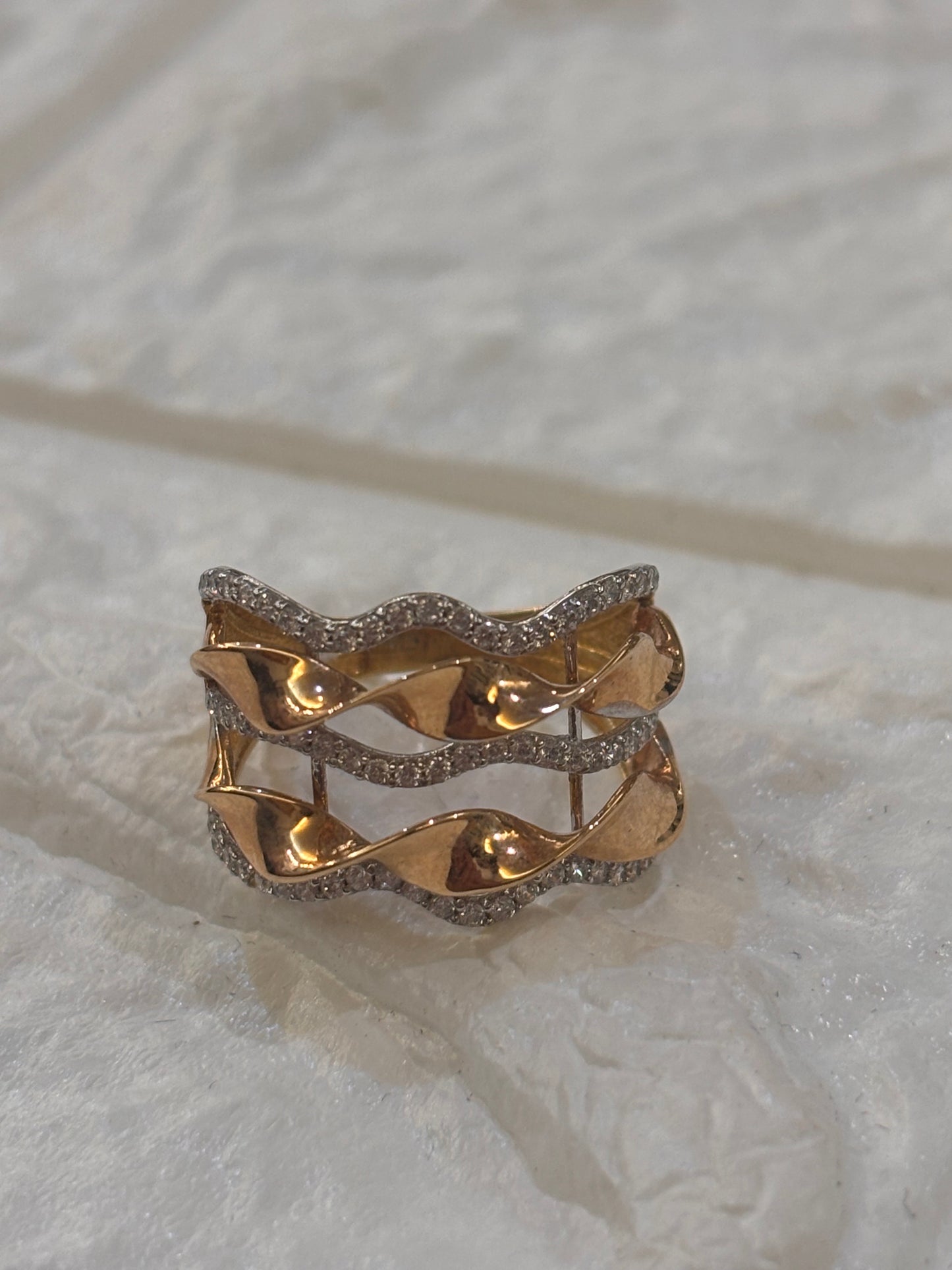Anello in Oro 18 Carati con tre file di Zirconi