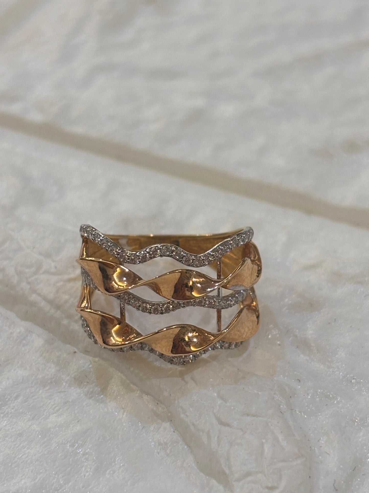 Anello in Oro 18 Carati con tre file di Zirconi