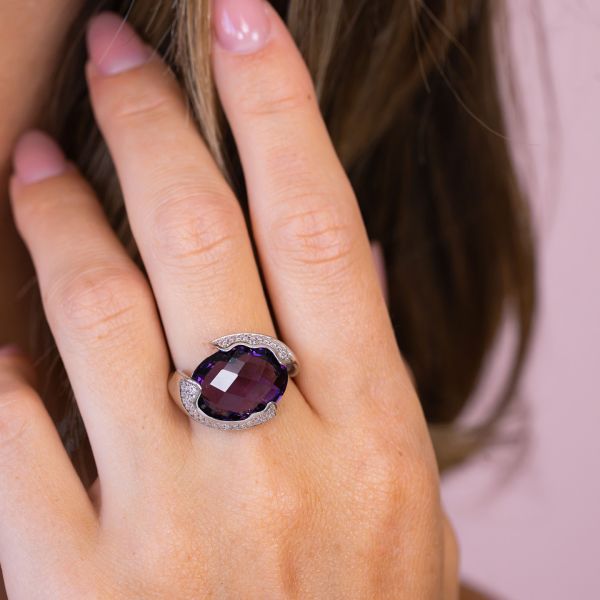 Anello placcato oro giallo a fascia aperta con cristallo sfaccettato centrale peach circondato da zirconi incastonati XAN233V
