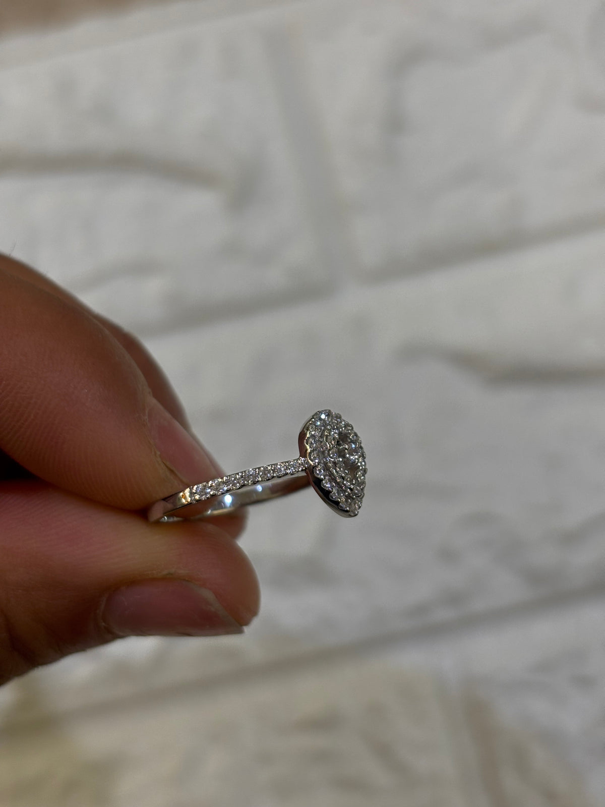 Anello goccia oro bianco 18 carati e zirconi