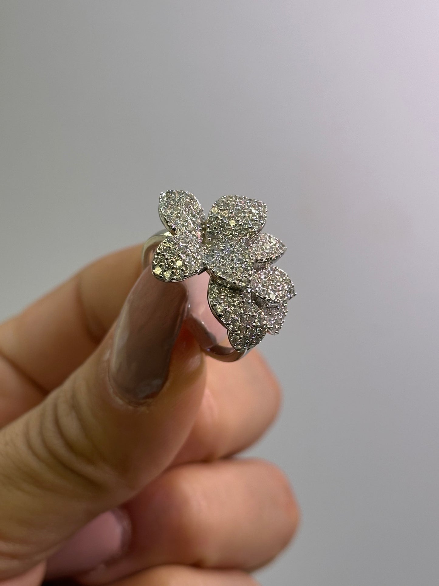 Anello con ampio fiore di zirconi