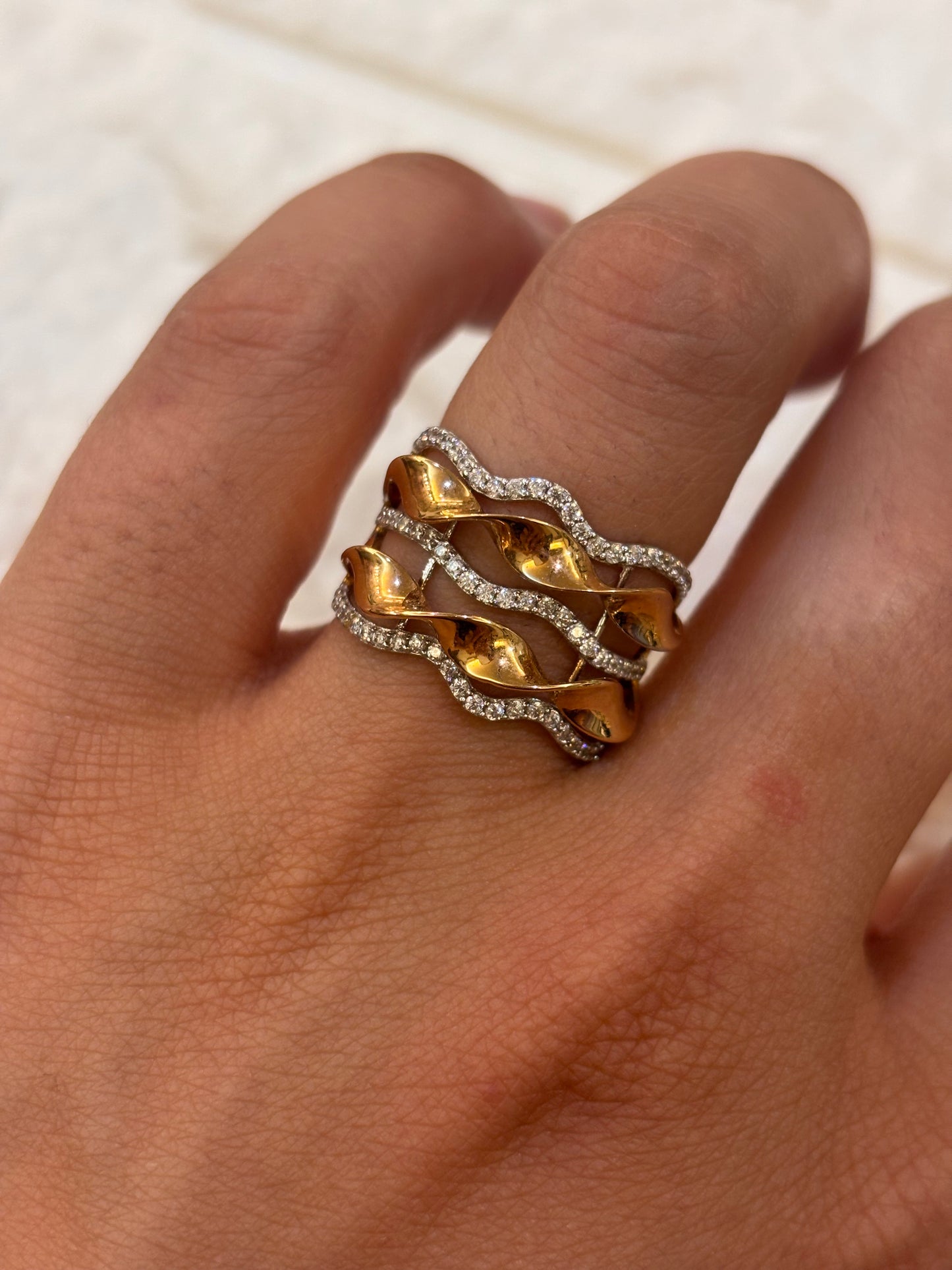 Anello in Oro 18 Carati con tre file di Zirconi