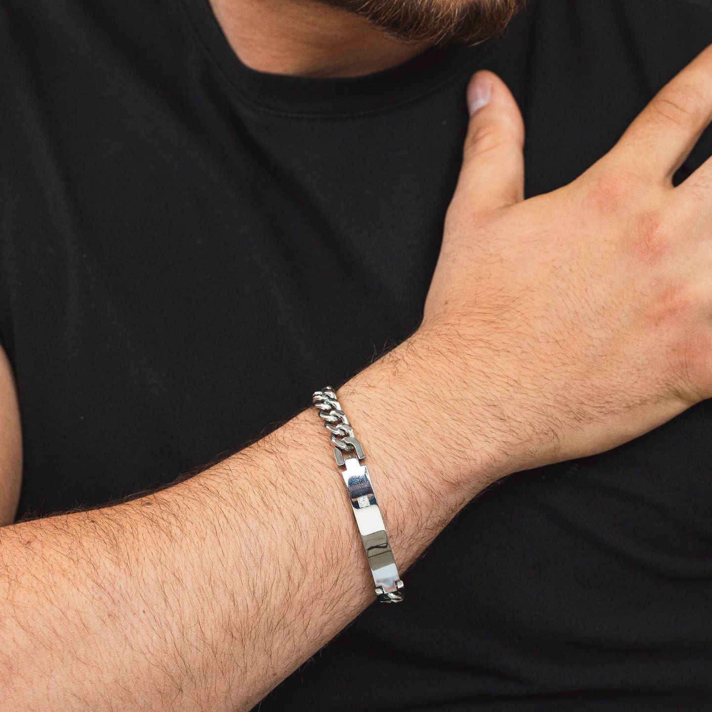 Bracciale uomo con maglia grumetta e placca centrale liscia con cristallo ABR743