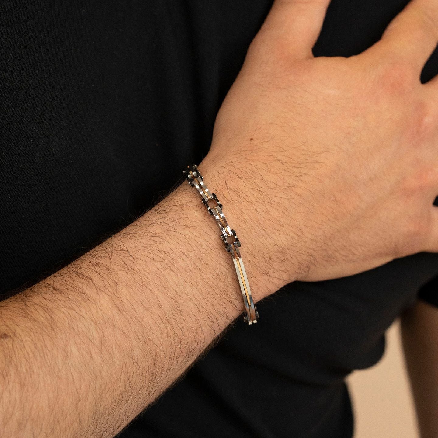 Bracciale uomo modulare con maglie piccole nere e fasce interne placcate oro giallo ABR735A