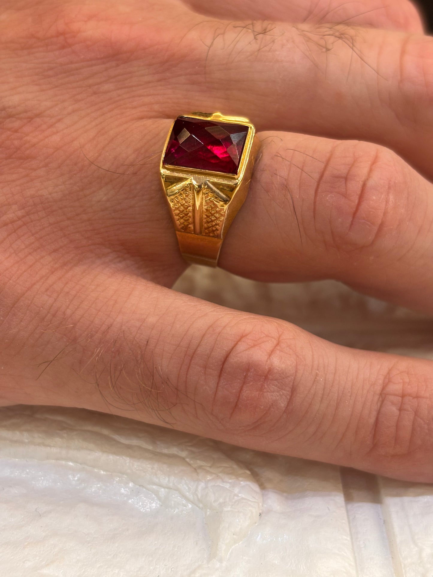 Anello Uomo Con Pietra Rossa Oro Giallo 18 Carati