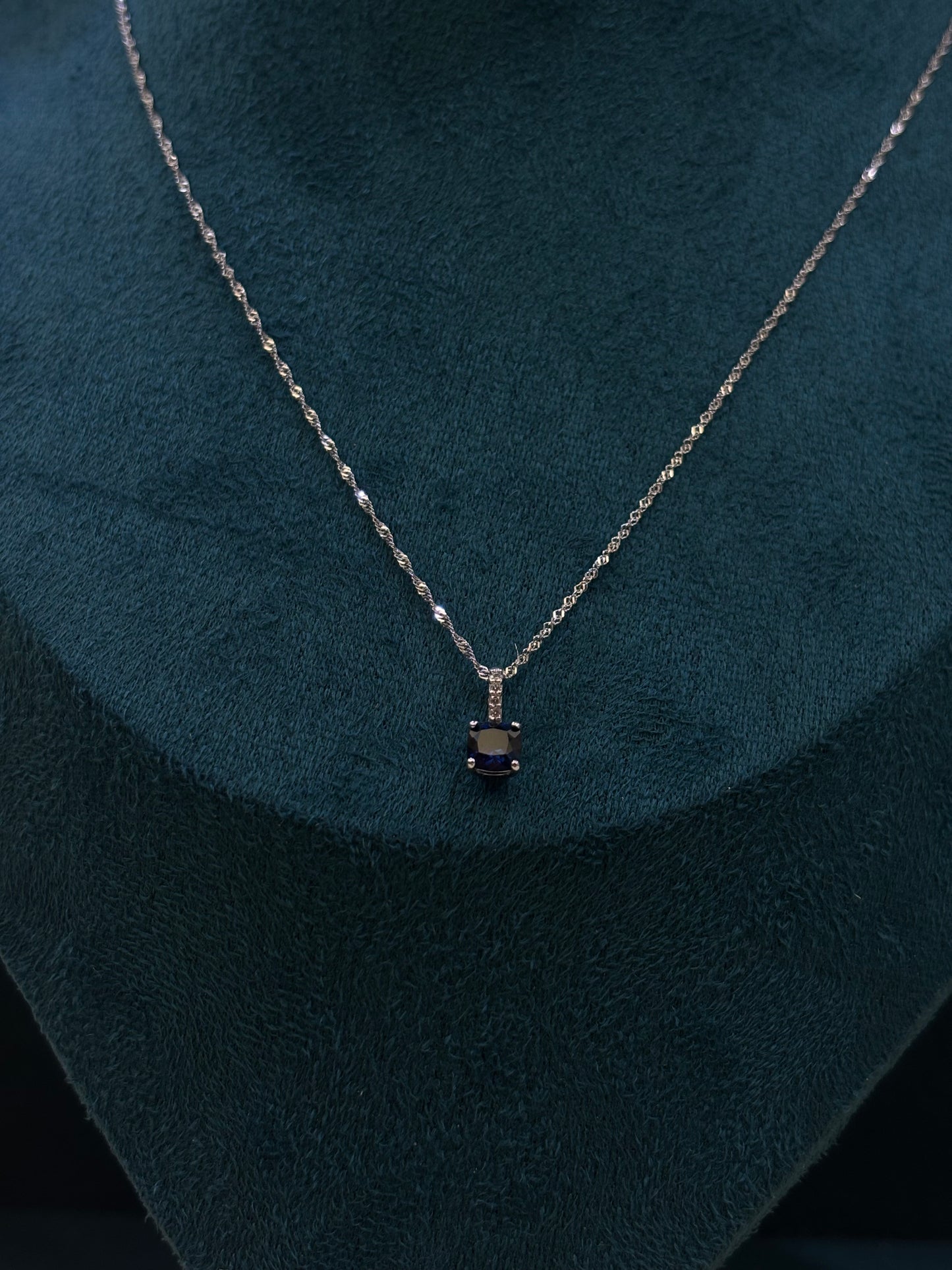 Collana Oro bianco 18 carati pietra blu