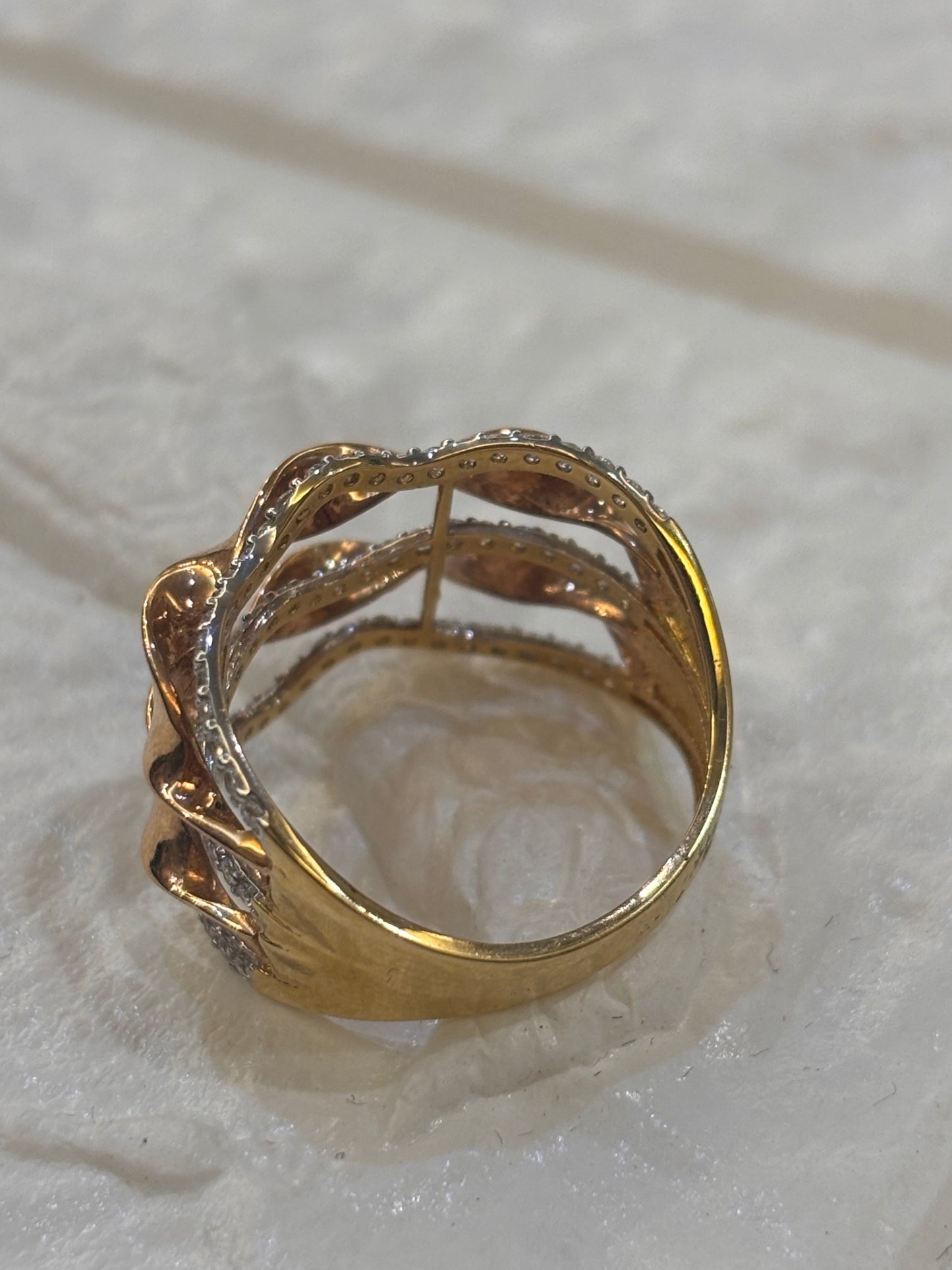 Anello in Oro 18 Carati con tre file di Zirconi