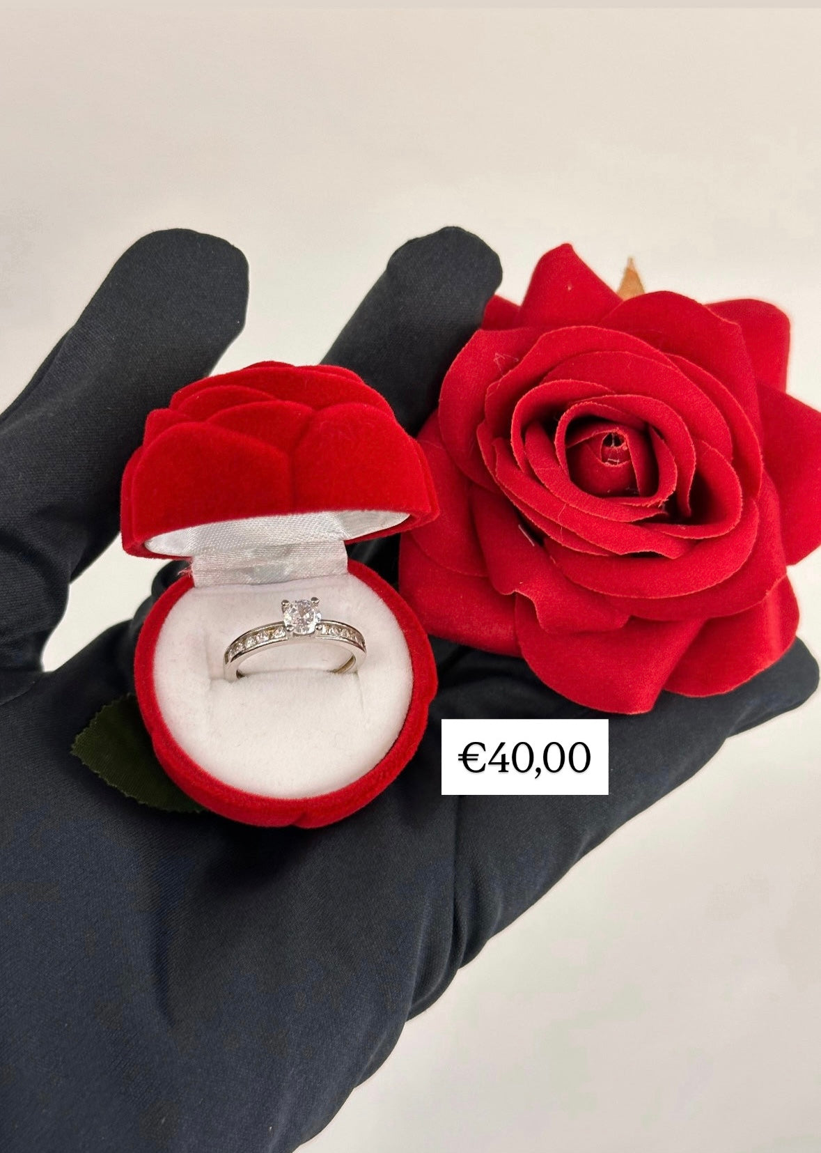 Anello Solitario con zirconi sul gambo argento 925