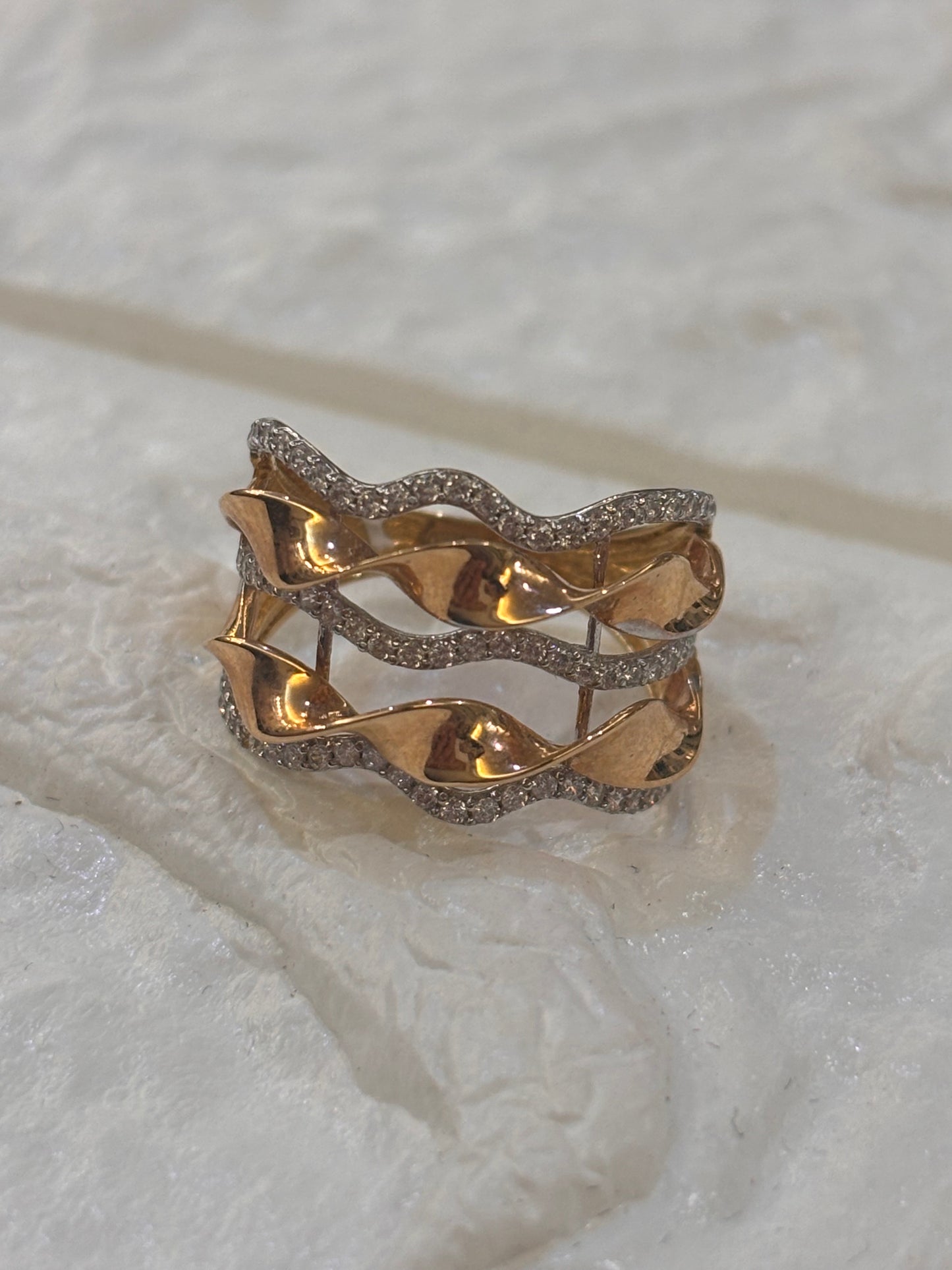 Anello in Oro 18 Carati con tre file di Zirconi