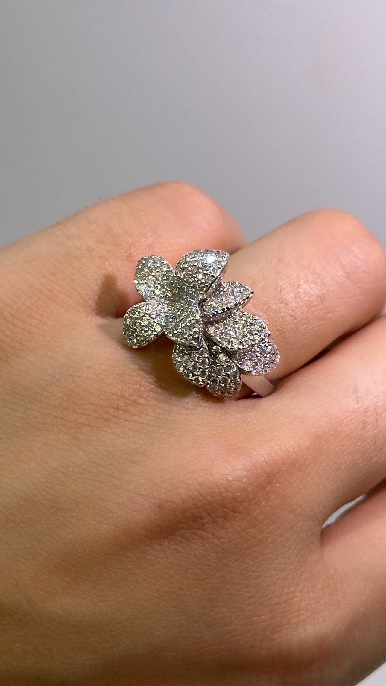 Anello con ampio fiore di zirconi