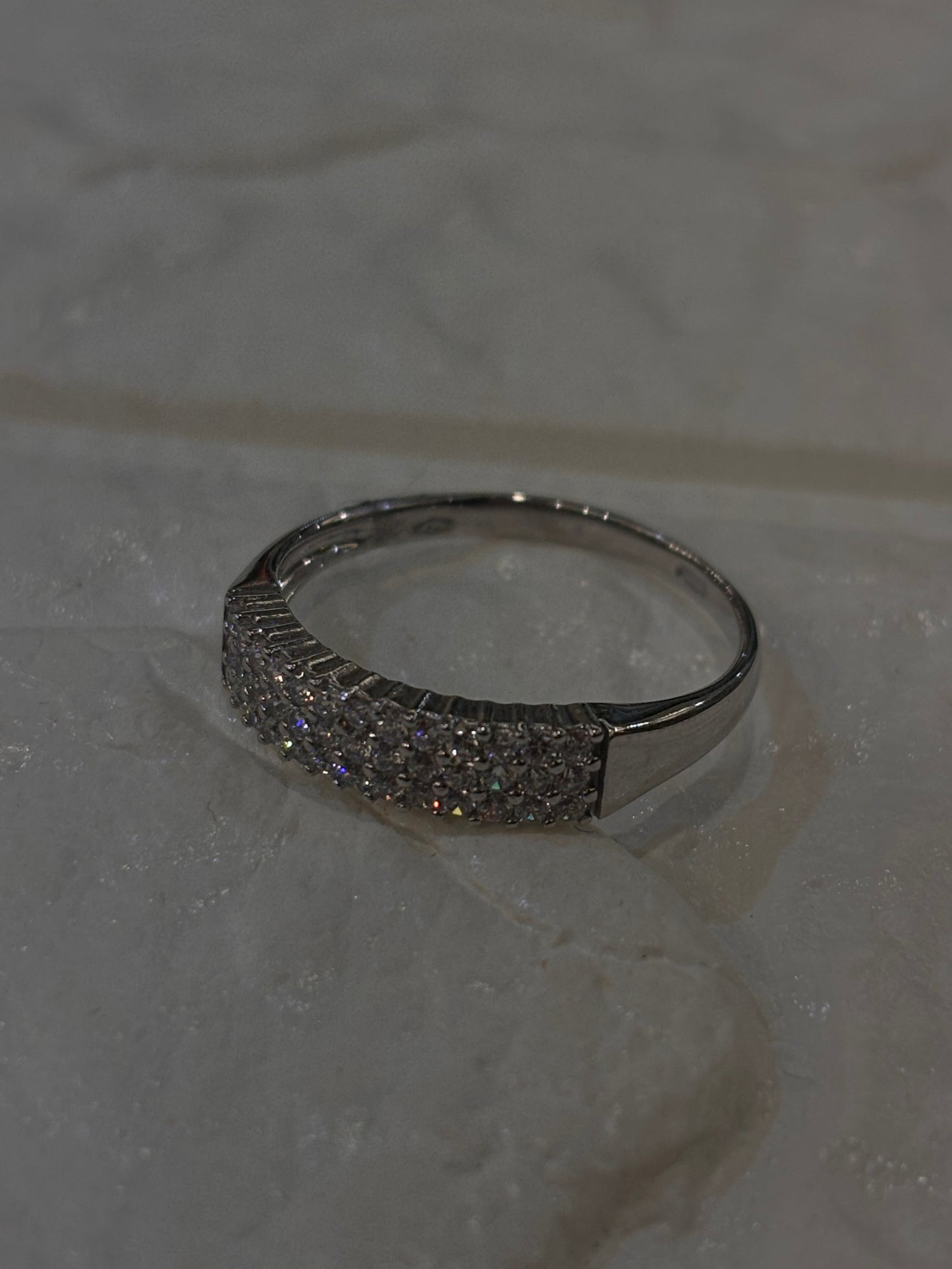 Anello Fascia con Zirconi Oro Bianco 18 Carati
