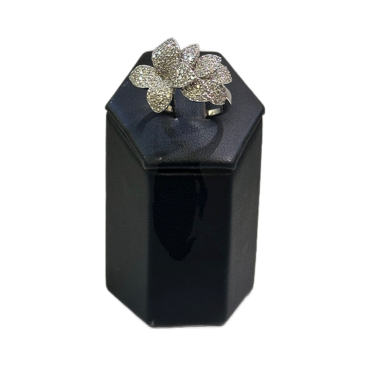 Anello con ampio fiore di zirconi