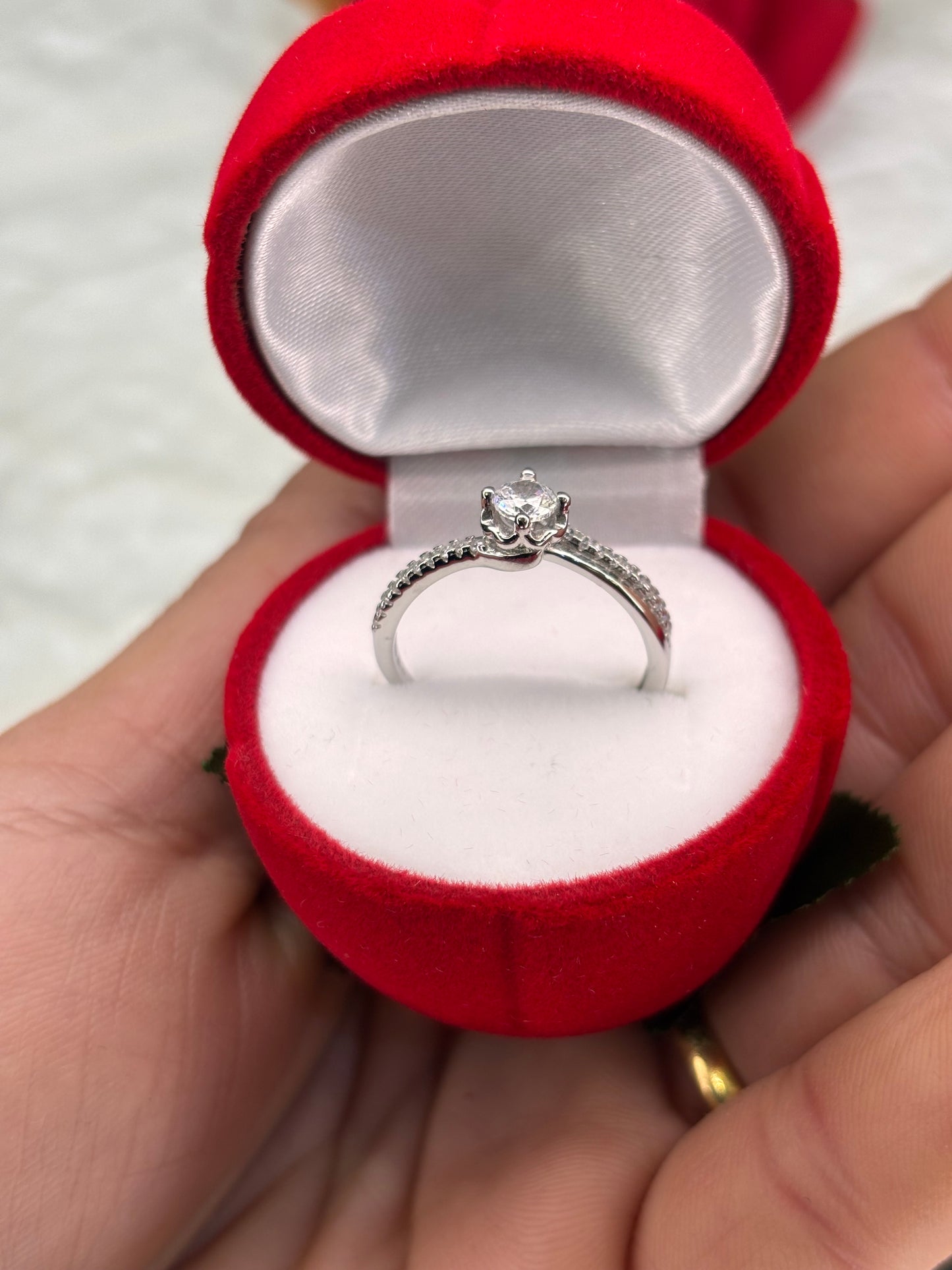 Anello solitario con fascia di zirconi sul gambo Argento 925