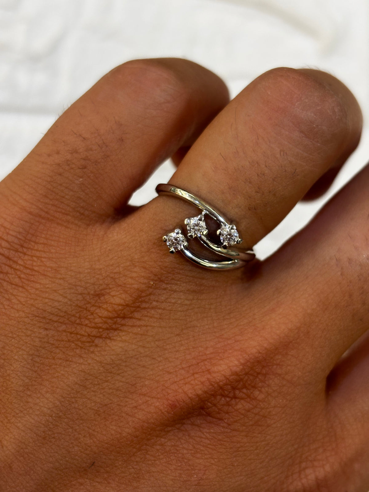 Anello Trilogy intrecciato oro bianco 18 carati e zirconi