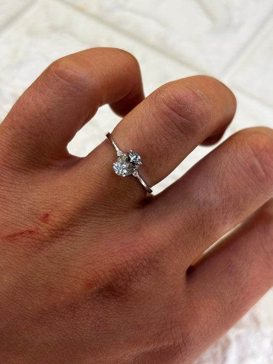 Anello Ovale oro 18 carati Acquamarina e diamanti