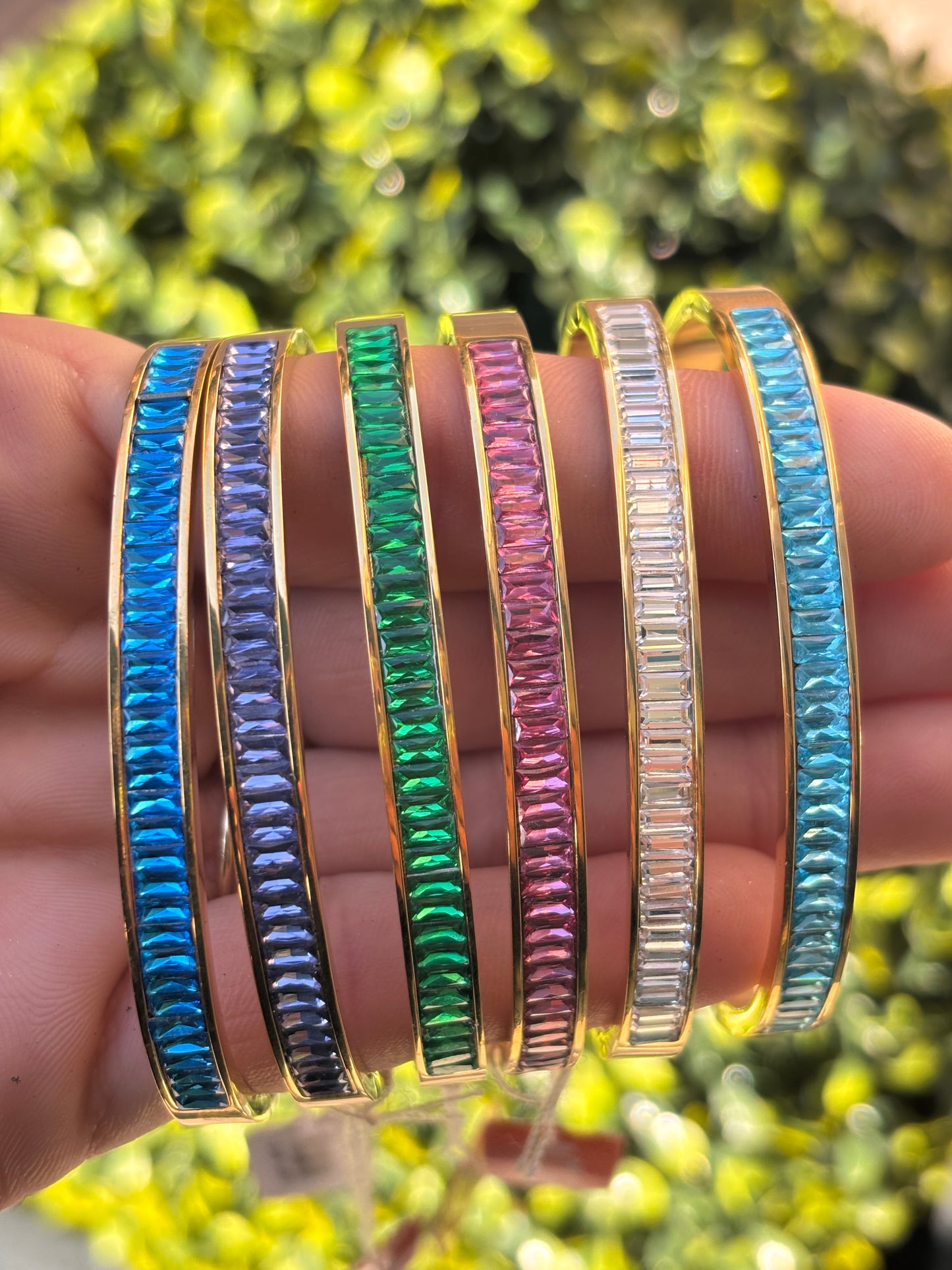 Bracciale in acciaio rigido con centrale di cristalli taglio baguette
