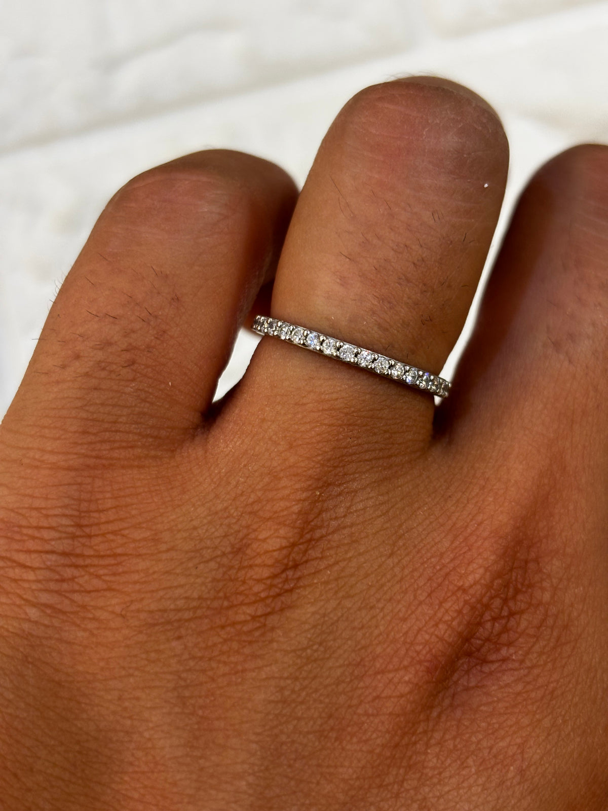 Anello Veretta a giro in oro bianco 18 carati e zirconi