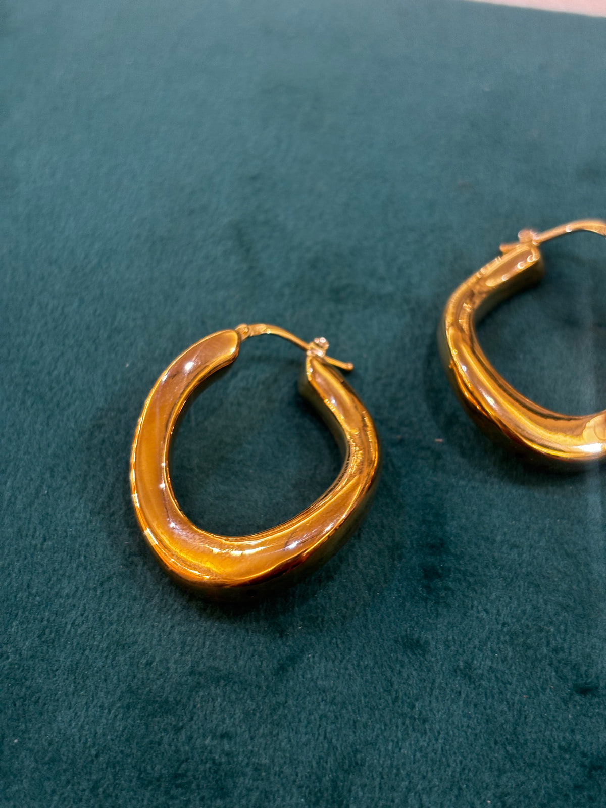 Orecchini oro giallo cerchio ondulato