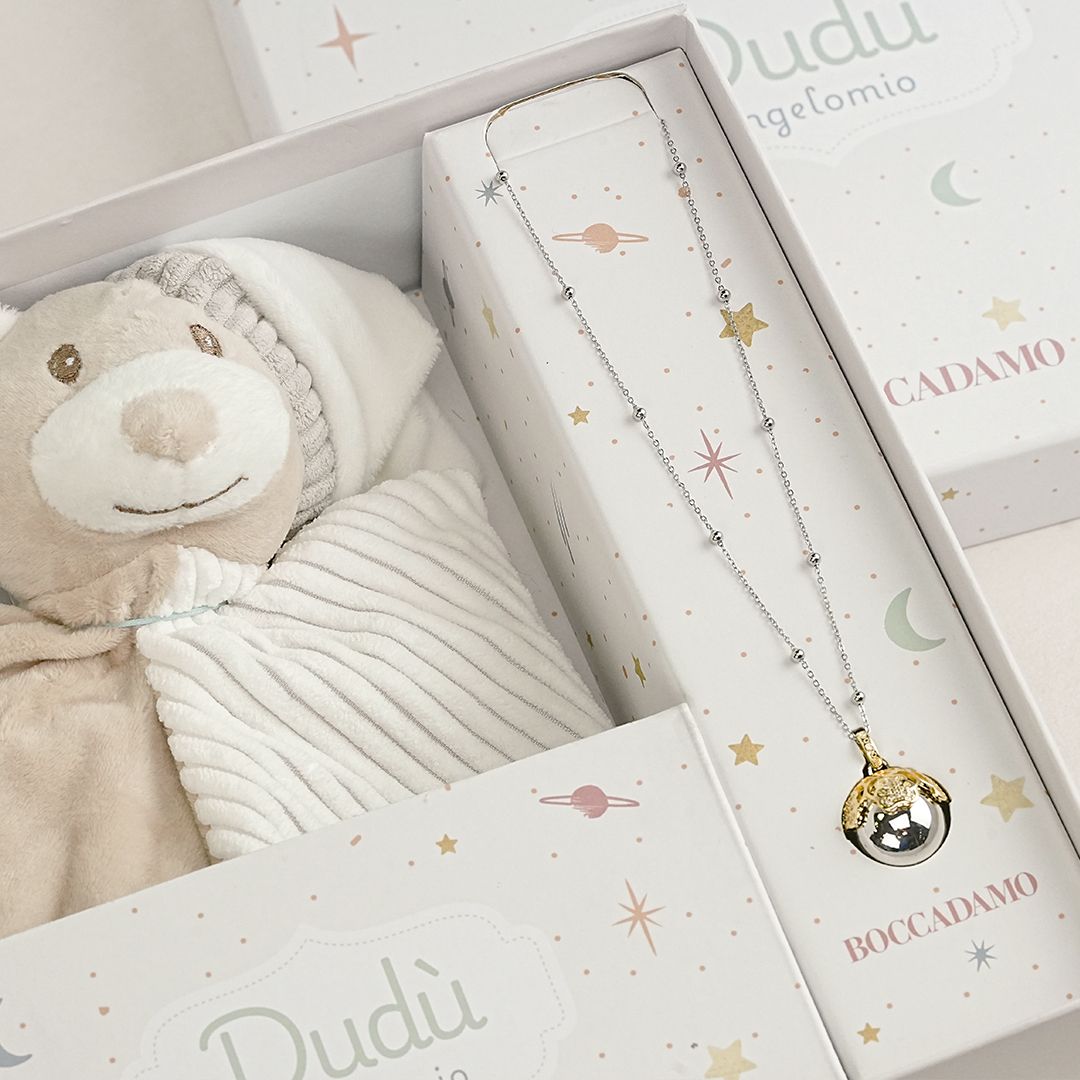 TR_GR41K TR_GR38K Cofanetto Angelomio Dudù composto da collana con ciondolo sonoro, coppetta rodiata di stelle e peluche