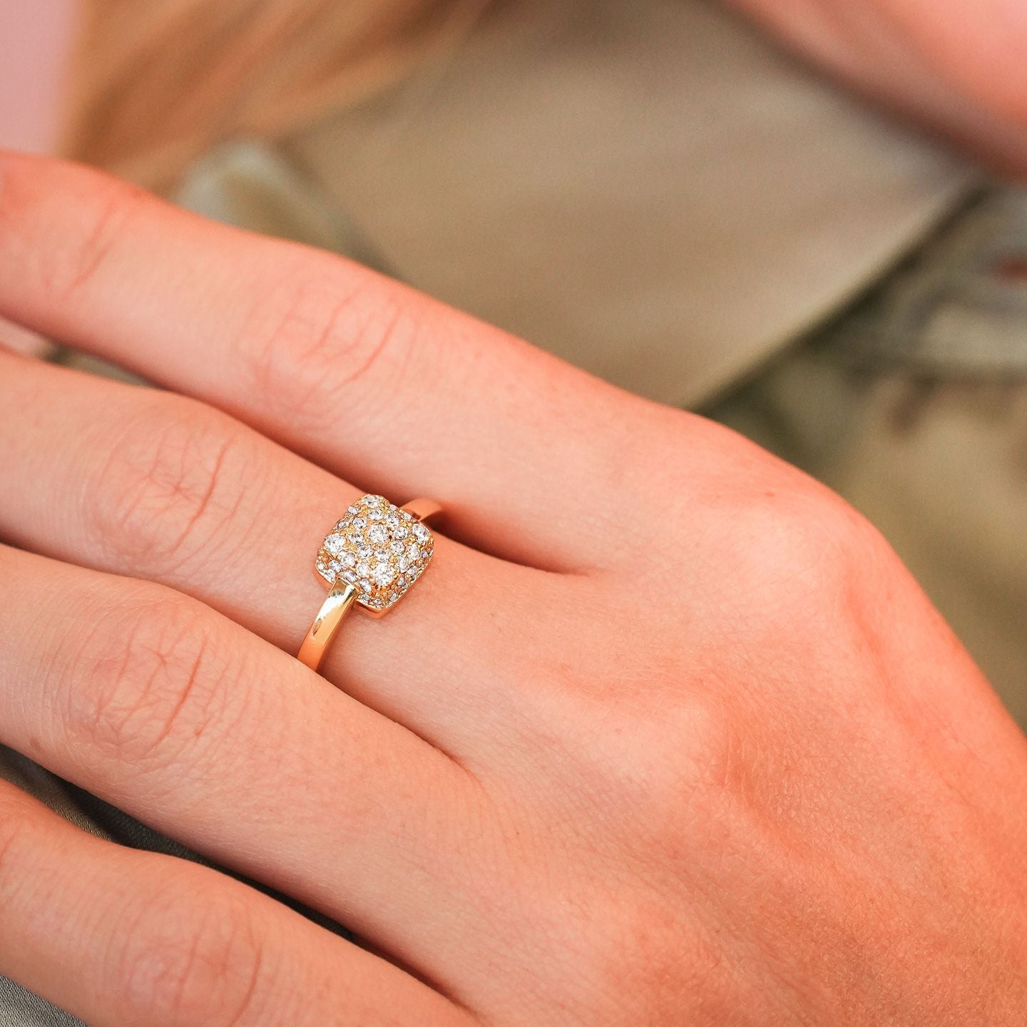 Anello placcato oro giallo con centrale quadrato di zirconi XAN221D