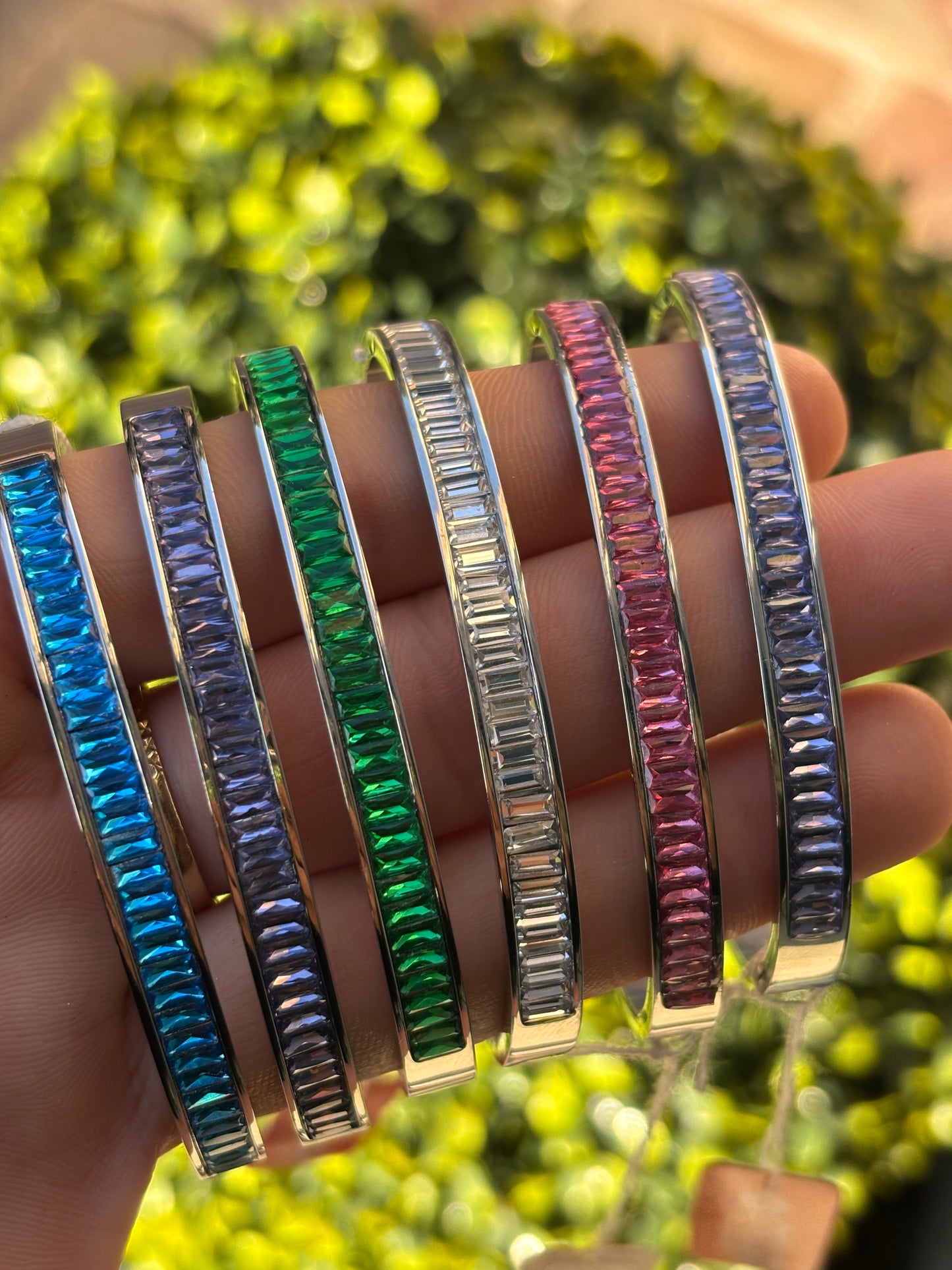 Bracciale in acciaio rigido con centrale di cristalli taglio baguette