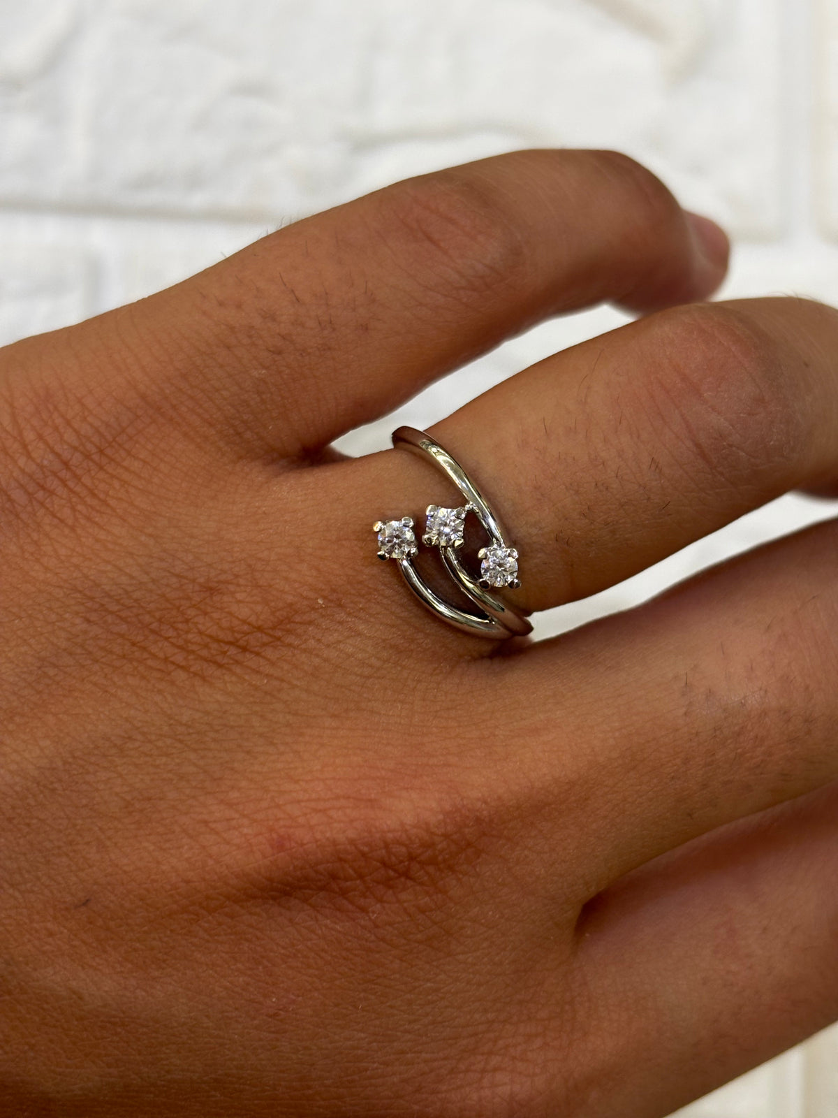 Anello Trilogy intrecciato oro bianco 18 carati e zirconi