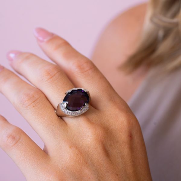 Anello placcato oro giallo a fascia aperta con cristallo sfaccettato centrale peach circondato da zirconi incastonati XAN233V