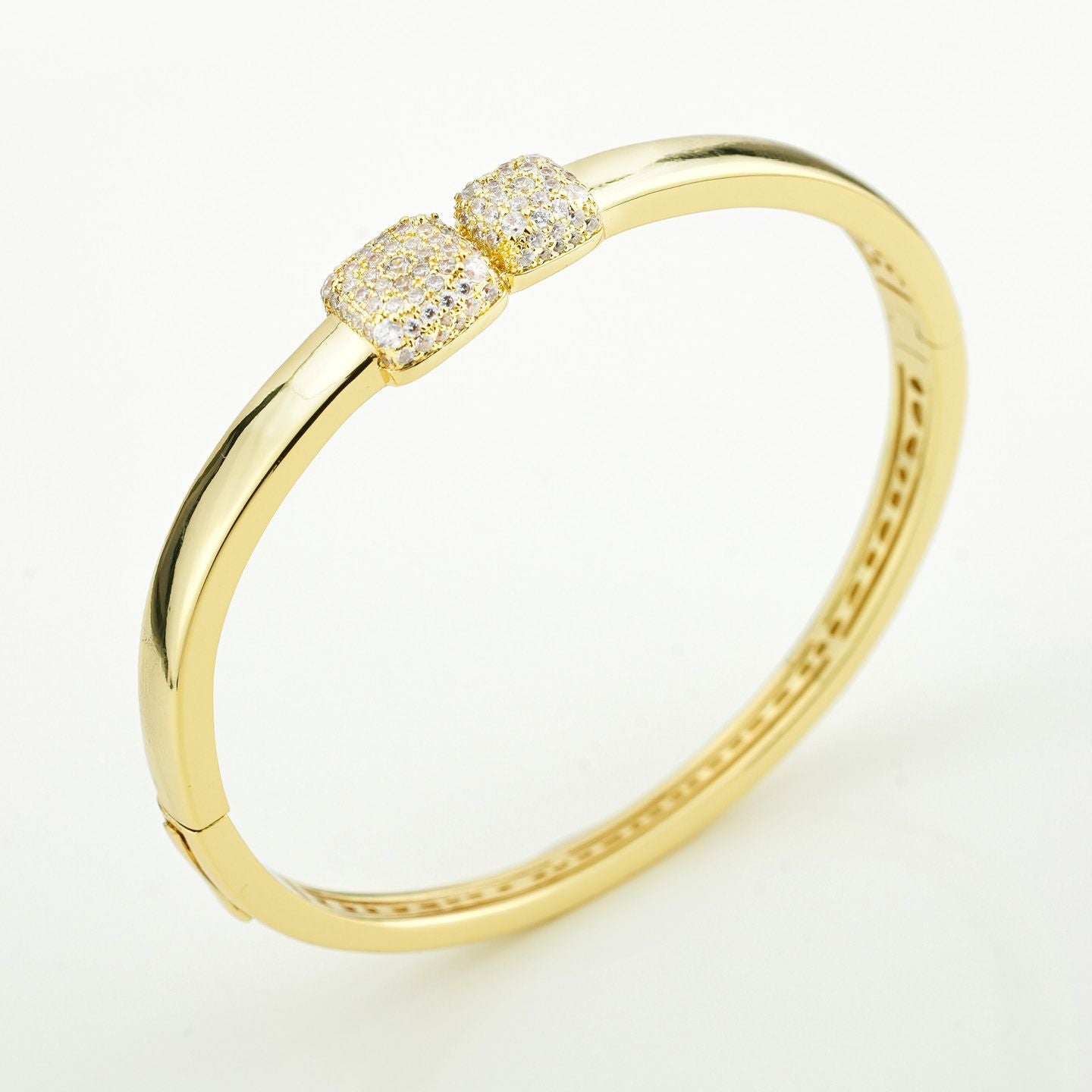 Bracciale rigido placcato oro giallo con quadrati in pavè di zirconi XB1047D