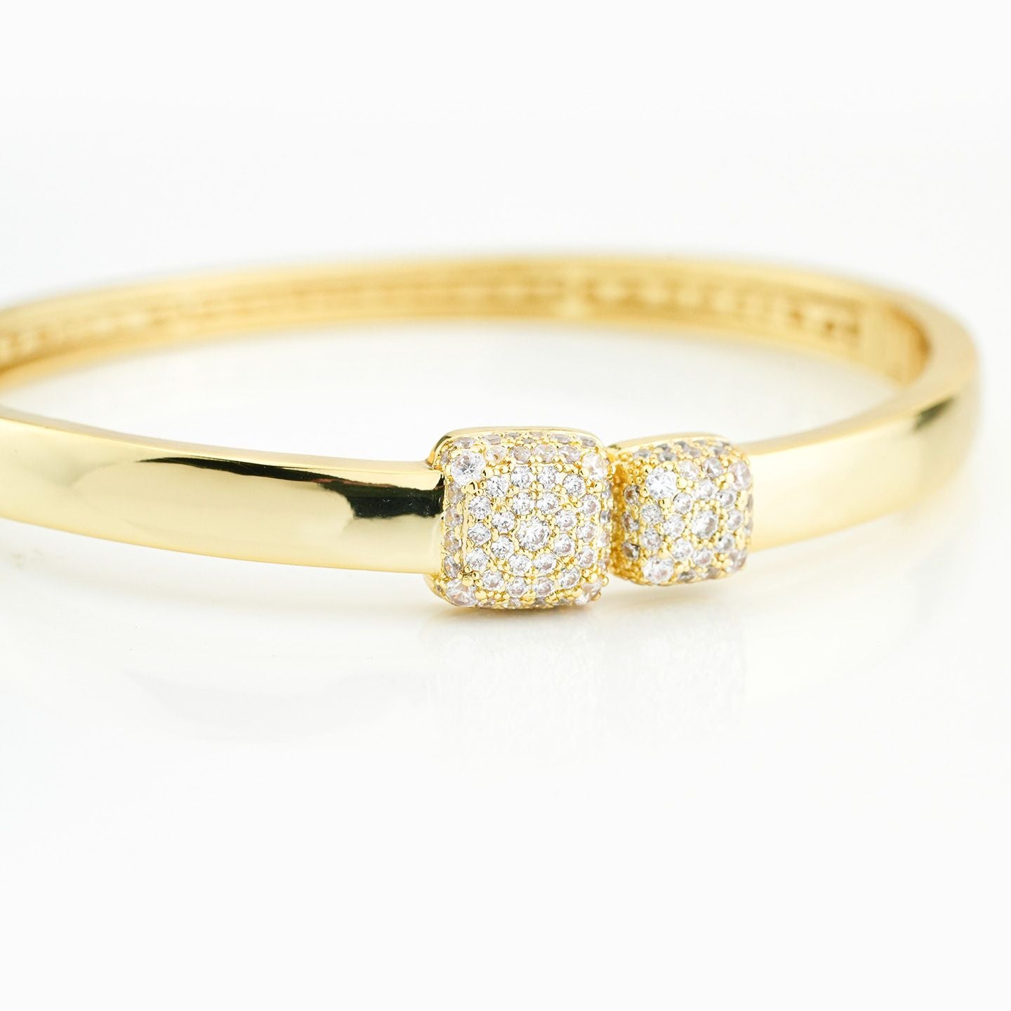 Bracciale rigido placcato oro giallo con quadrati in pavè di zirconi XB1047D