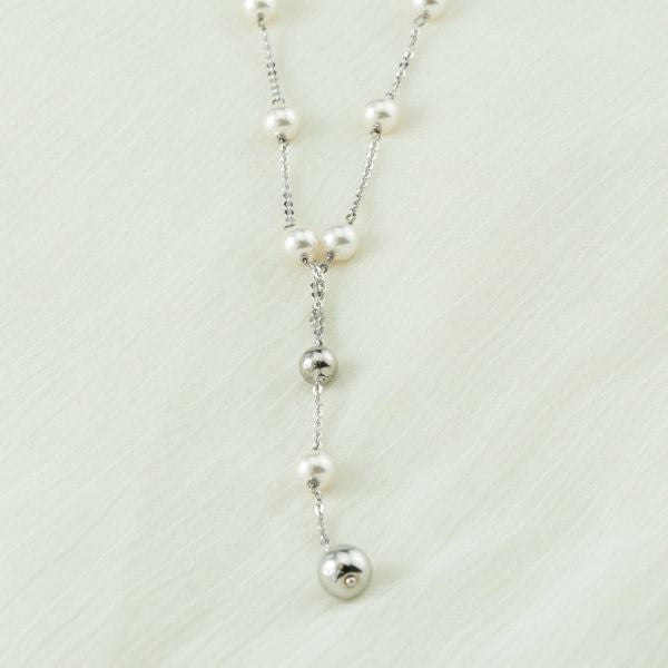 Collana in argento rodiato con perle medie e pendente di perla e boules BGR142