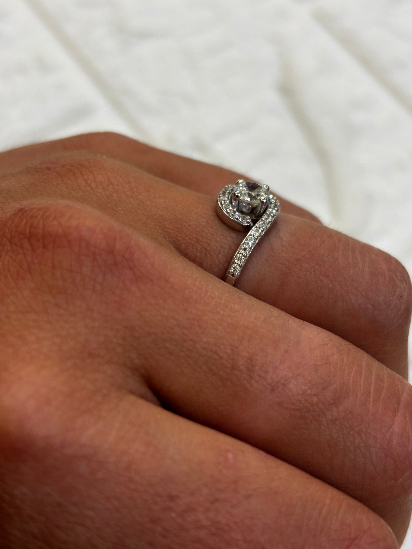 Anello Oro Bianco solitario con zirconi sul gambo