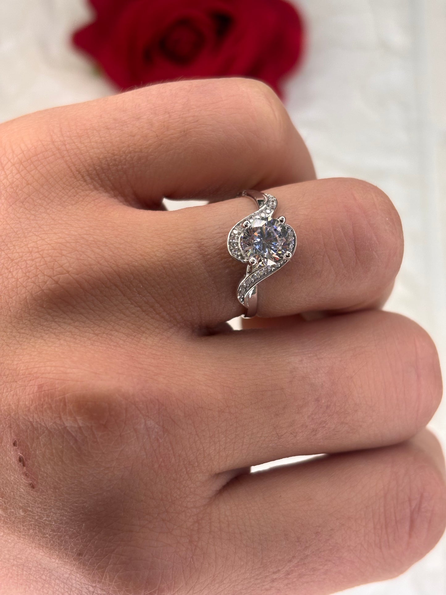 Anello Solitario con fascia intrecciata Oro Bianco 18 Carati