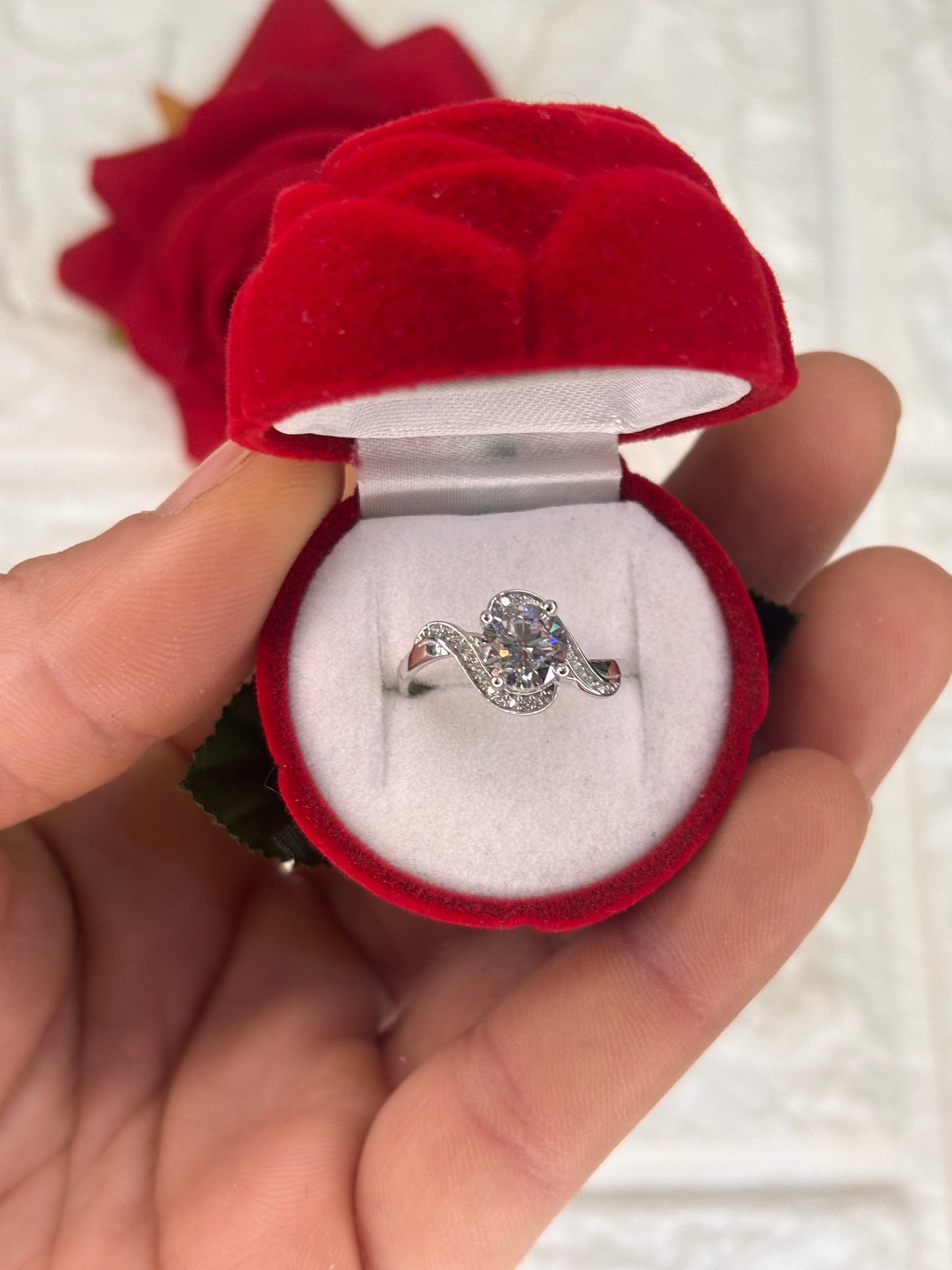 Anello Solitario con fascia intrecciata Oro Bianco 18 Carati