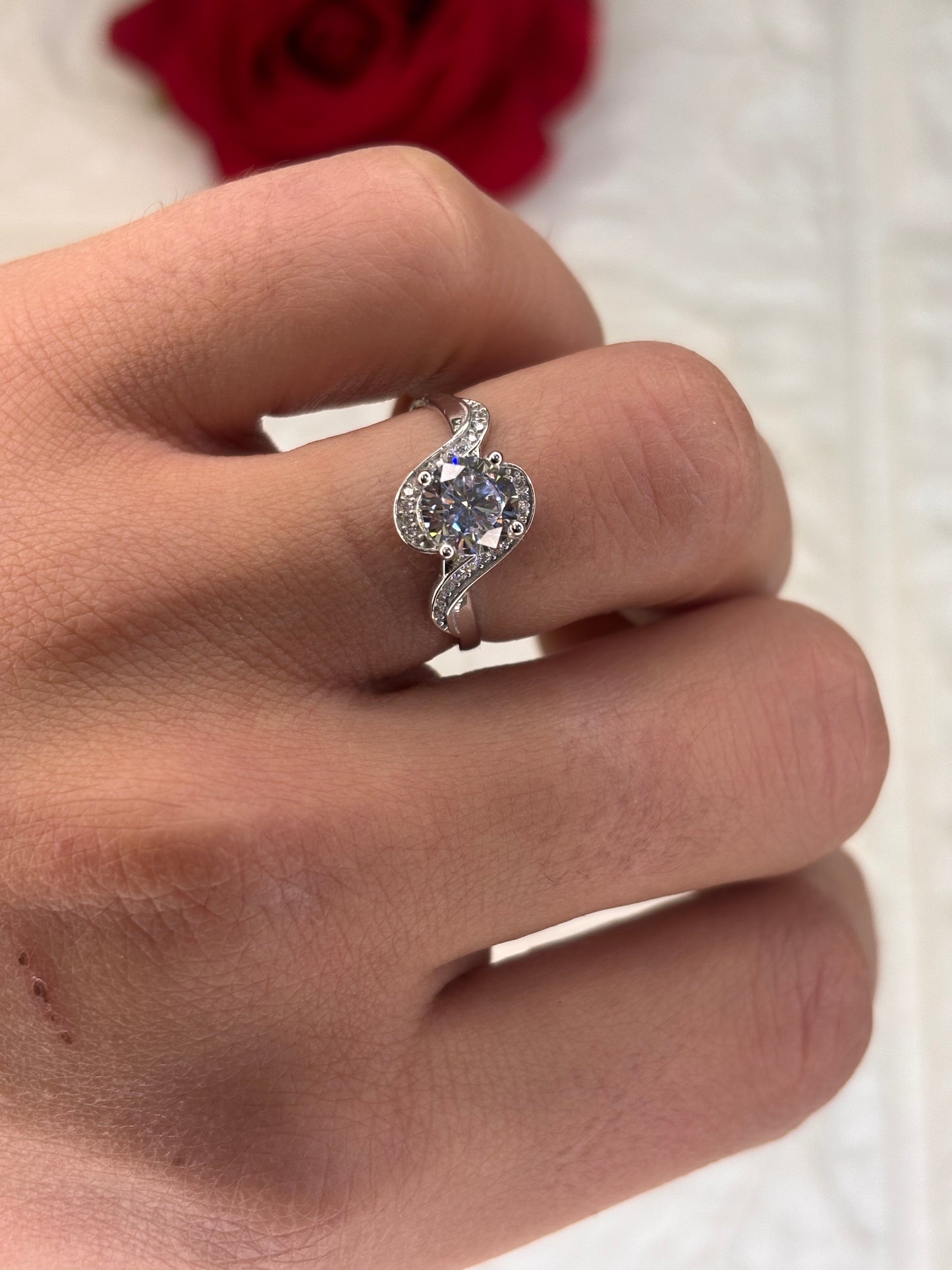 Anello Solitario con fascia intrecciata Oro Bianco 18 Carati