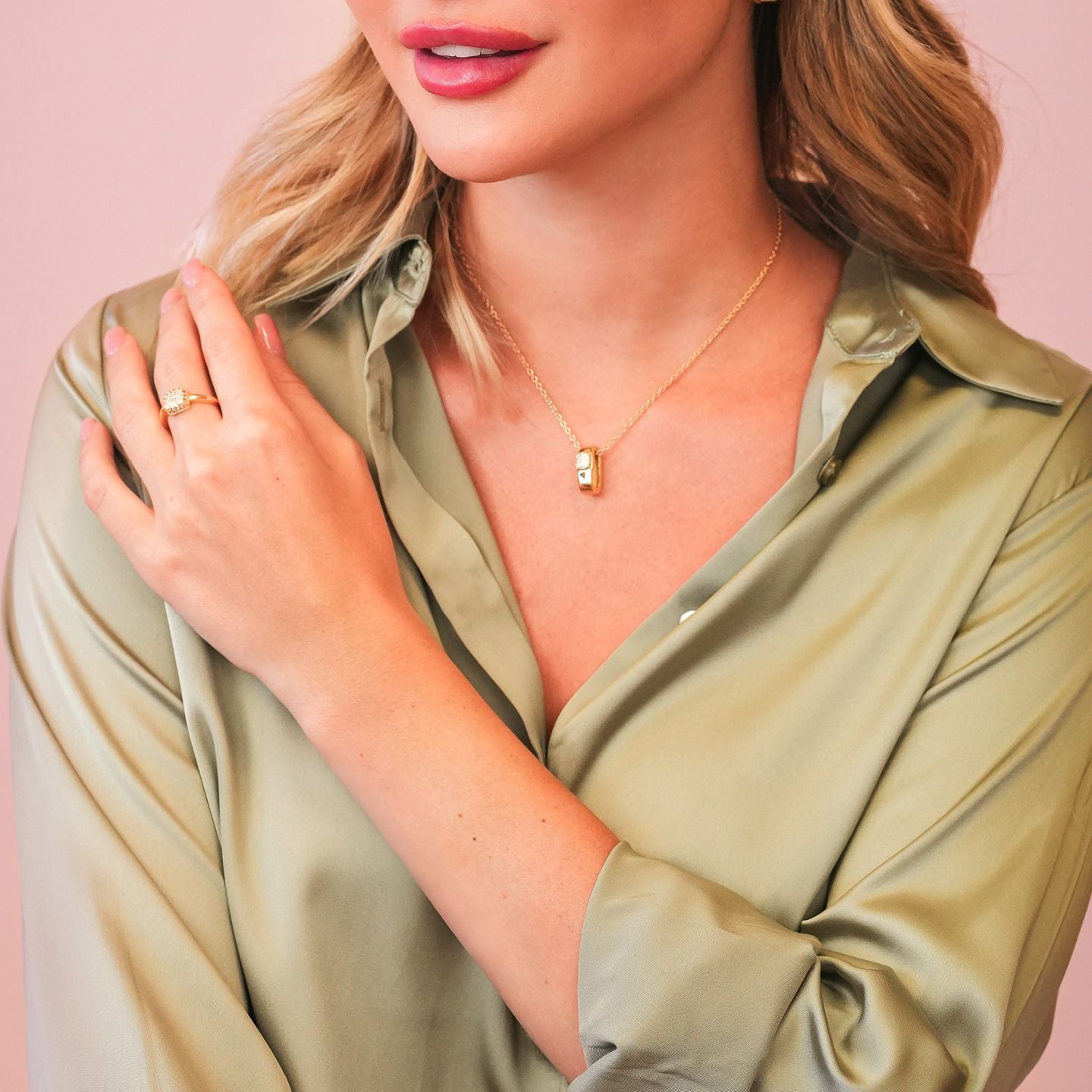 Anello placcato oro giallo con centrale quadrato di zirconi XAN221D