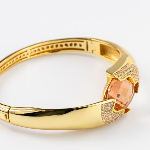 Bracciale rigido placcato oro giallo a fascia larga con cristallo centrale peach a forma ovale XB1064DO