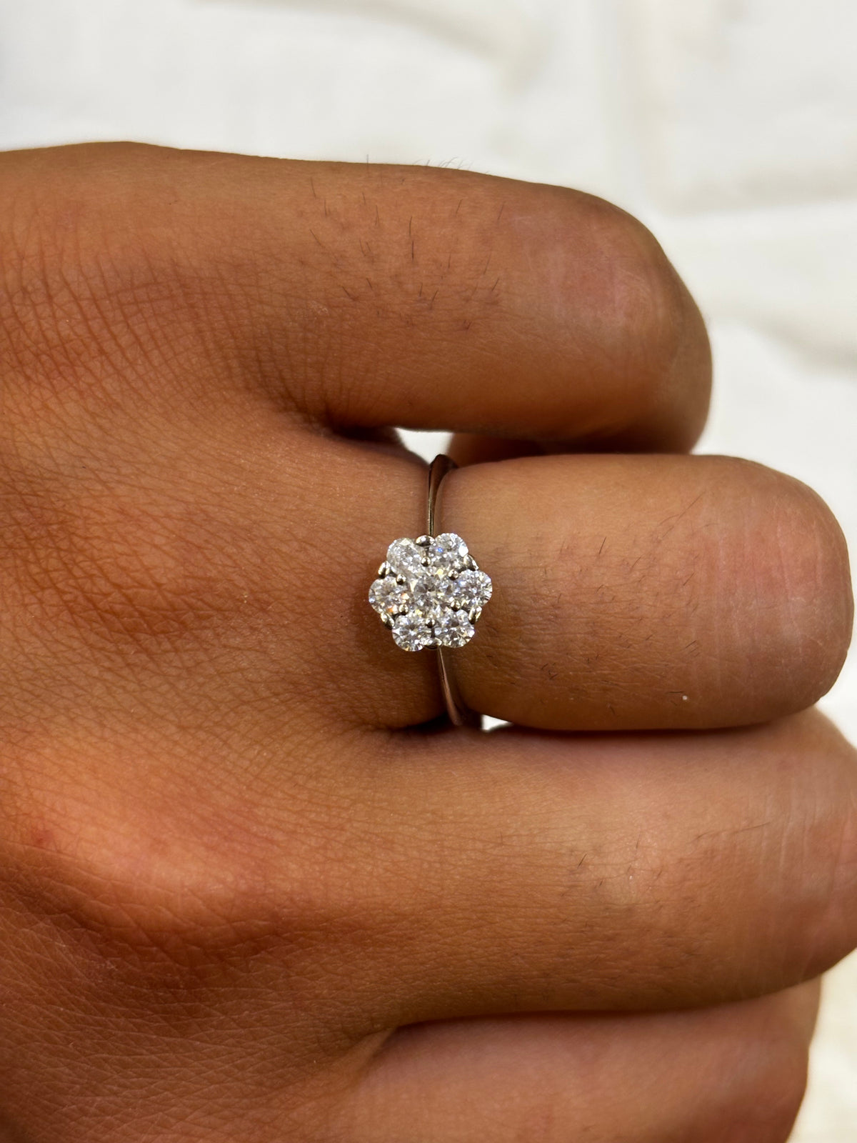 Anello modello fiore in oro bianco 18 carati e zirconi
