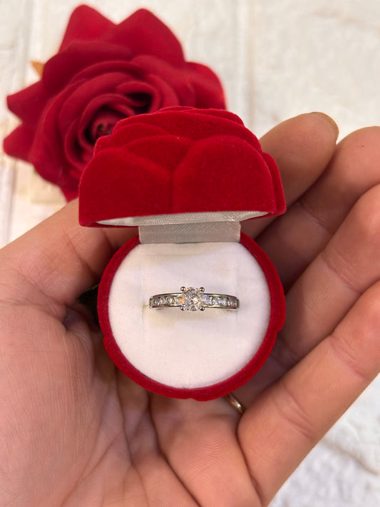 Anello Solitario con zirconi sul gambo argento 925