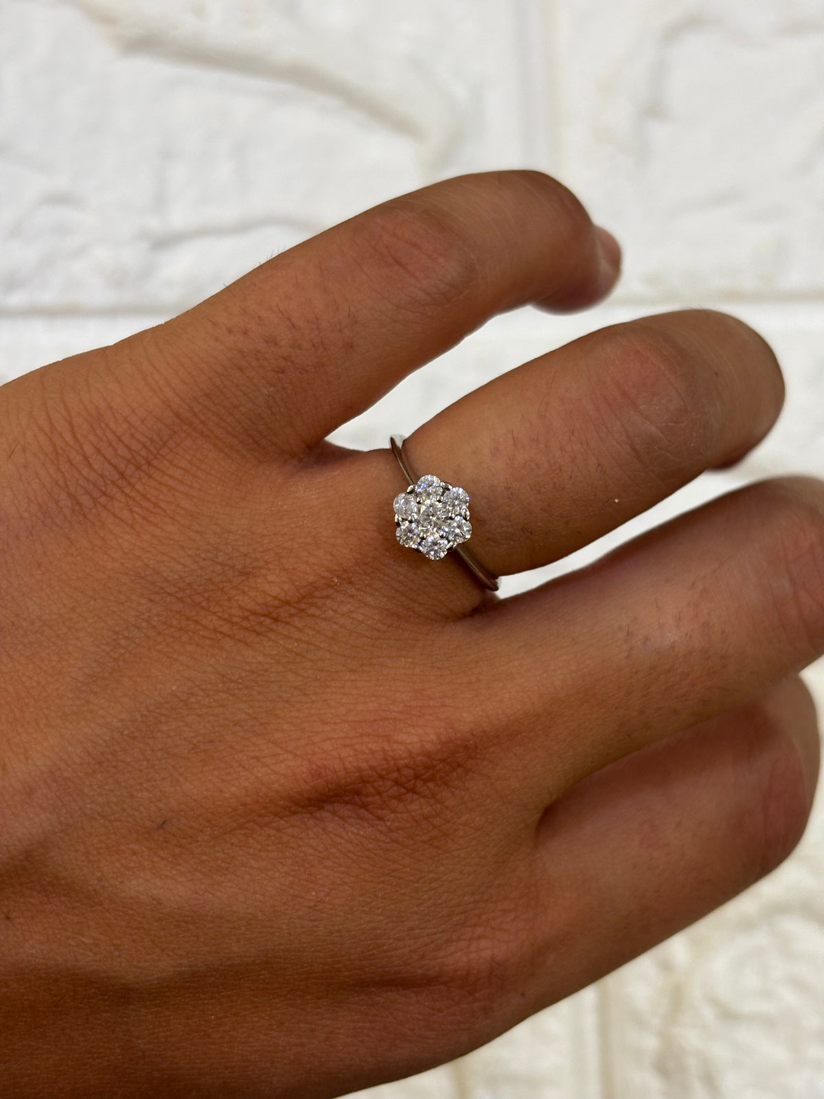 Anello modello fiore in oro bianco 18 carati e zirconi