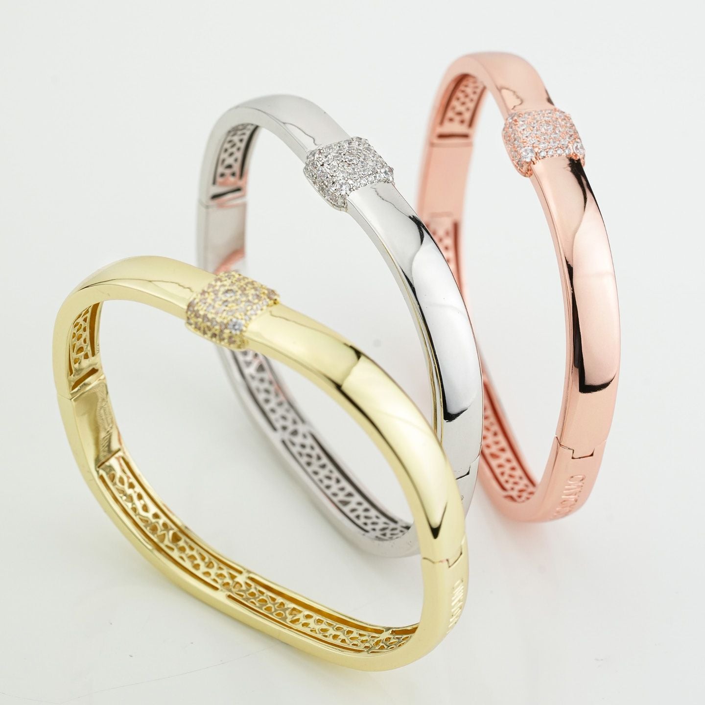 Bracciale rigido con centrale quadrato di zirconi XB1046