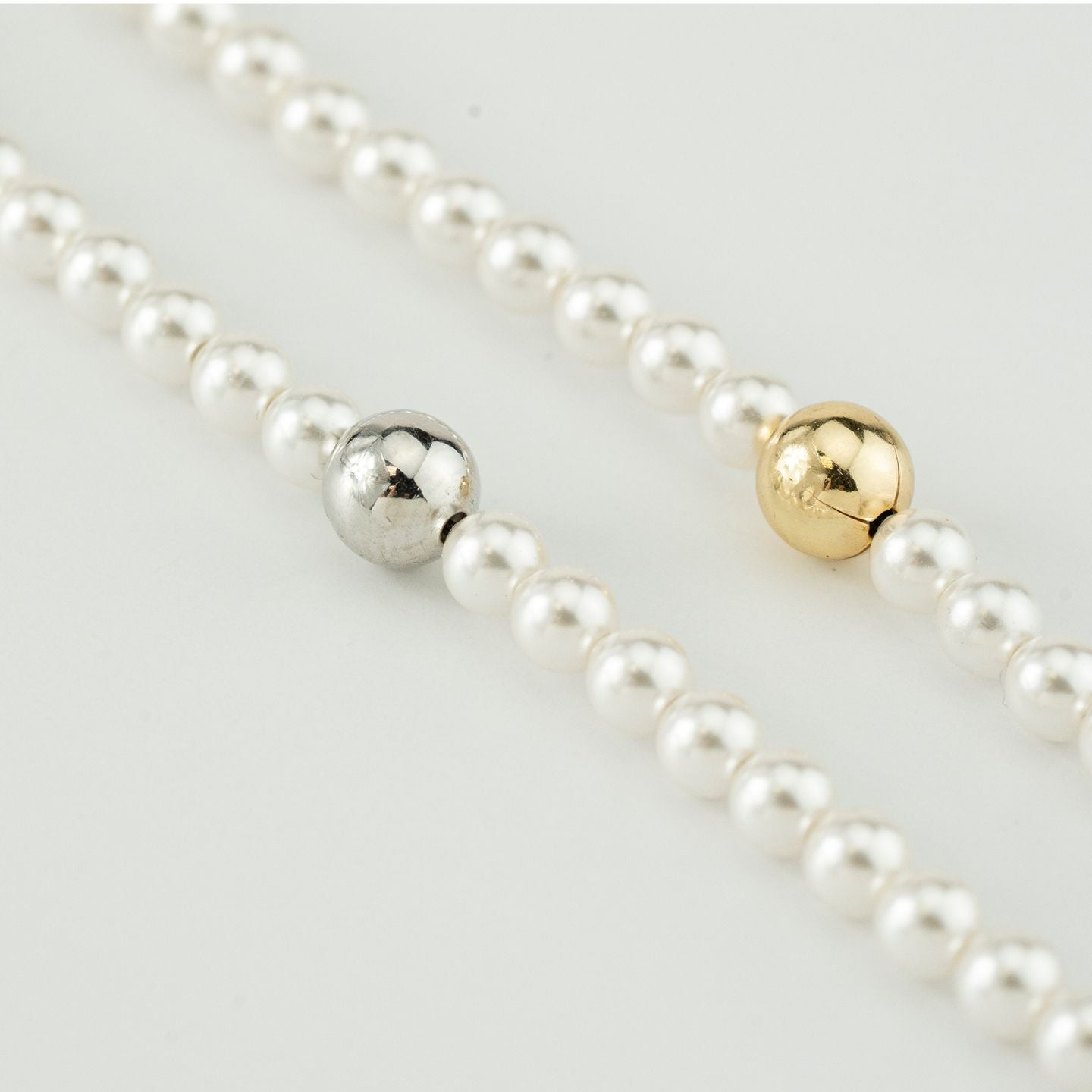 Collana in argento placcato oro giallo con filo di perle medie e boule laterale BGR140D