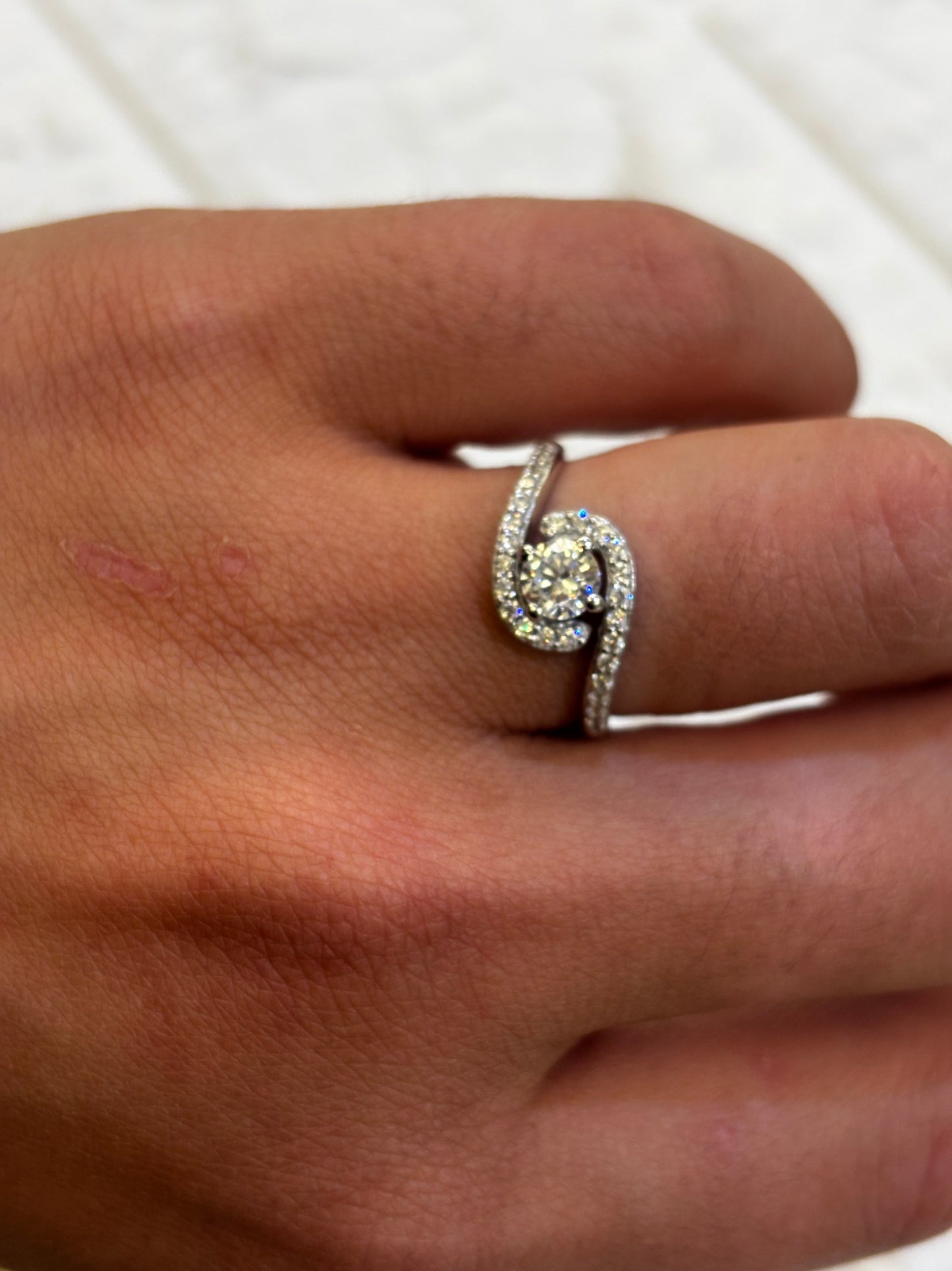 Anello Oro Bianco solitario con zirconi sul gambo