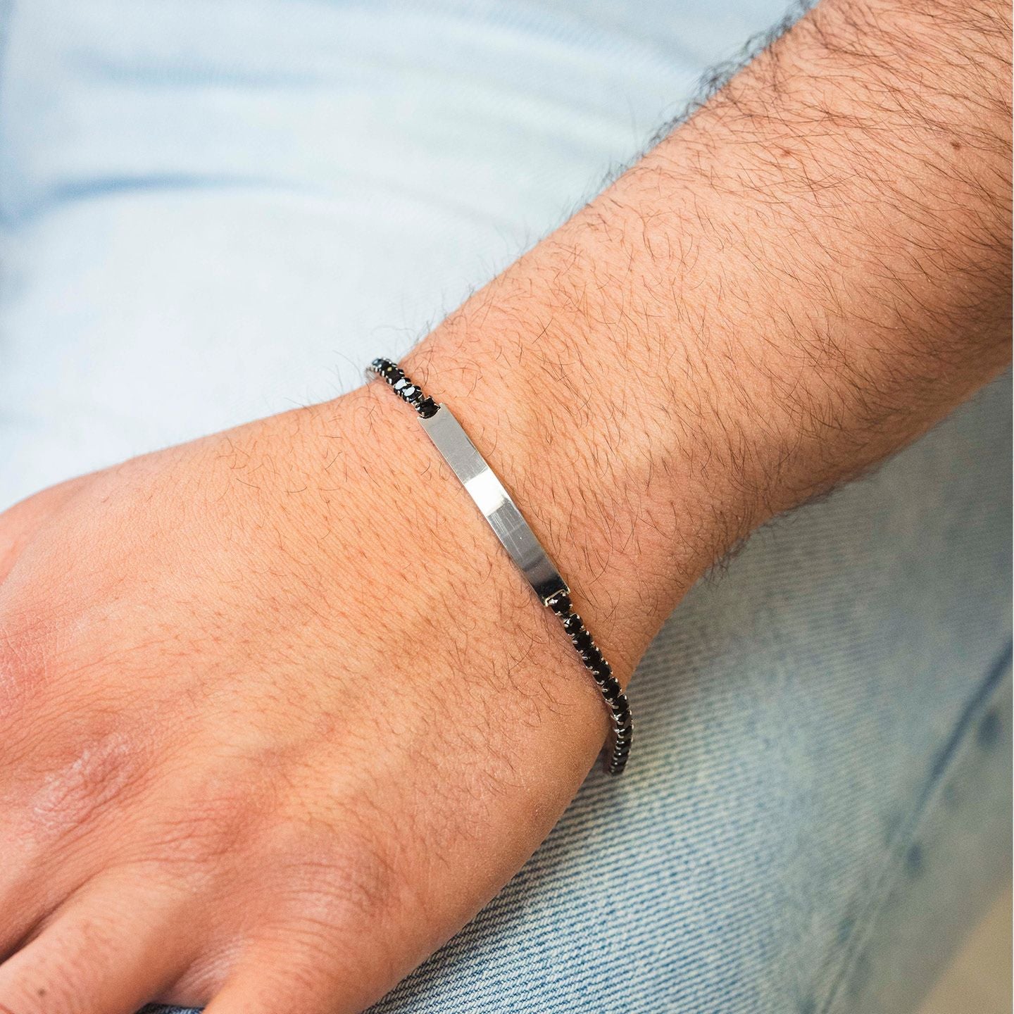 Bracciale uomo, modello tennis, con moduli neri e placca centrale liscia ABR729A