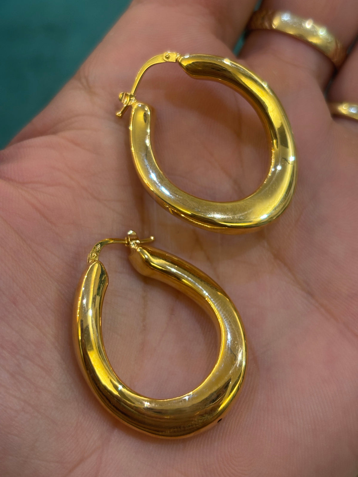Orecchini oro giallo cerchio ondulato